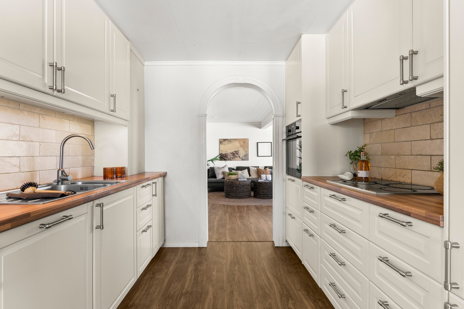 Det er integrerte hvitevarer som platetopp, stekeovn, oppvaskmaskin og kjøl-/fryseskap, og videre er det kjøkkenventilator med kullfilter og opplegg for oppvaskmaskin. Galleribilde