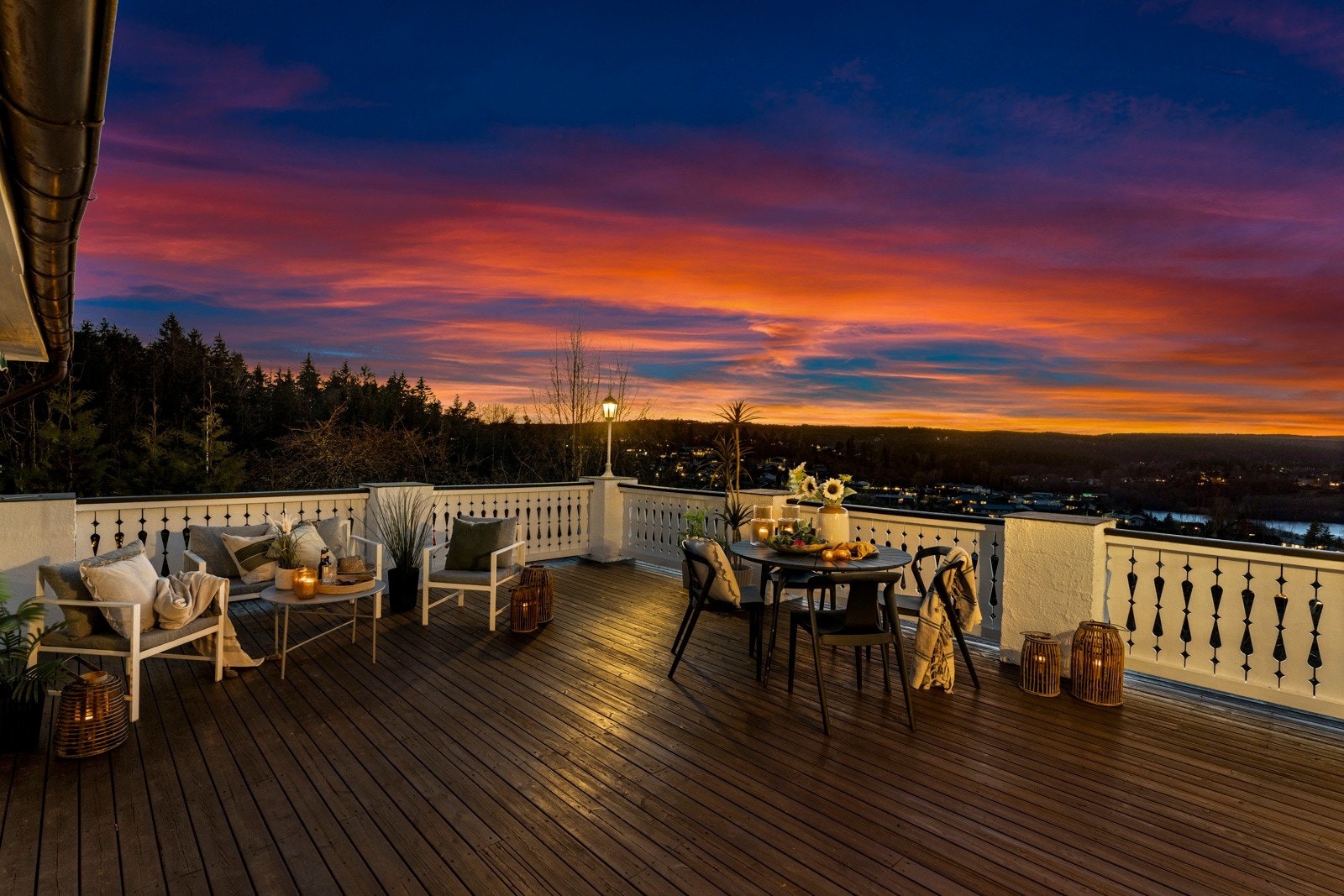 Terrassen er på ca 42 kvm, rikelig med ulike møbleringssoner. Galleribilde