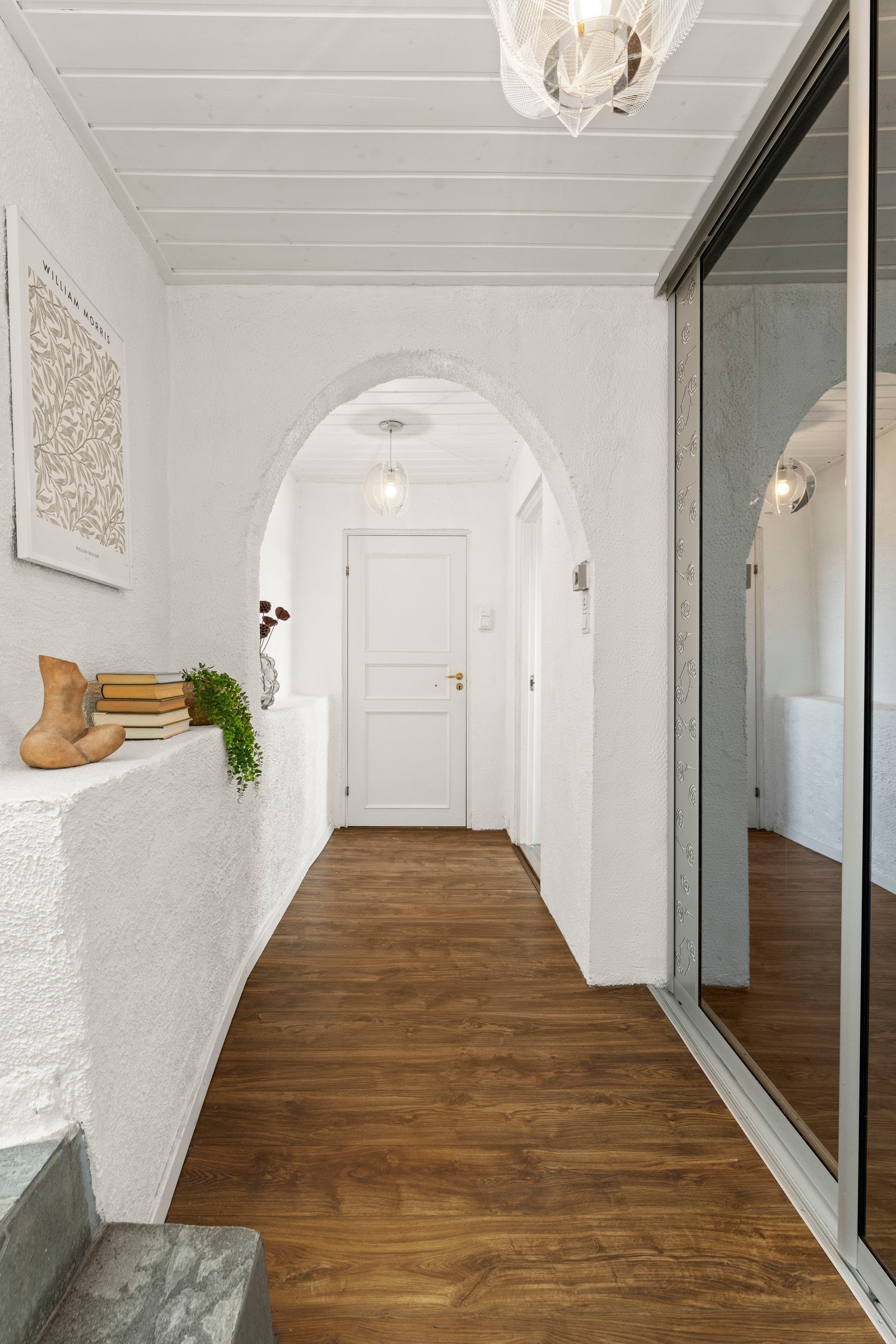 Videre er det gode lagringsmuligheter i boligen, blant annet i garderobeskap på soverom, skyvedørsgarderobe i entré og på kaldtloft over vaskerom i 1. etasje. Galleribilde