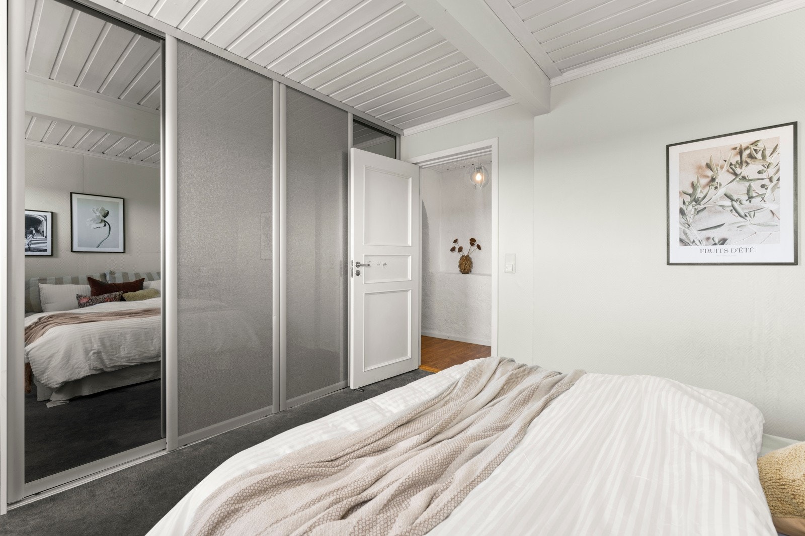 Rikelig med oppbevaring i skyvedørsgarderober. Galleribilde