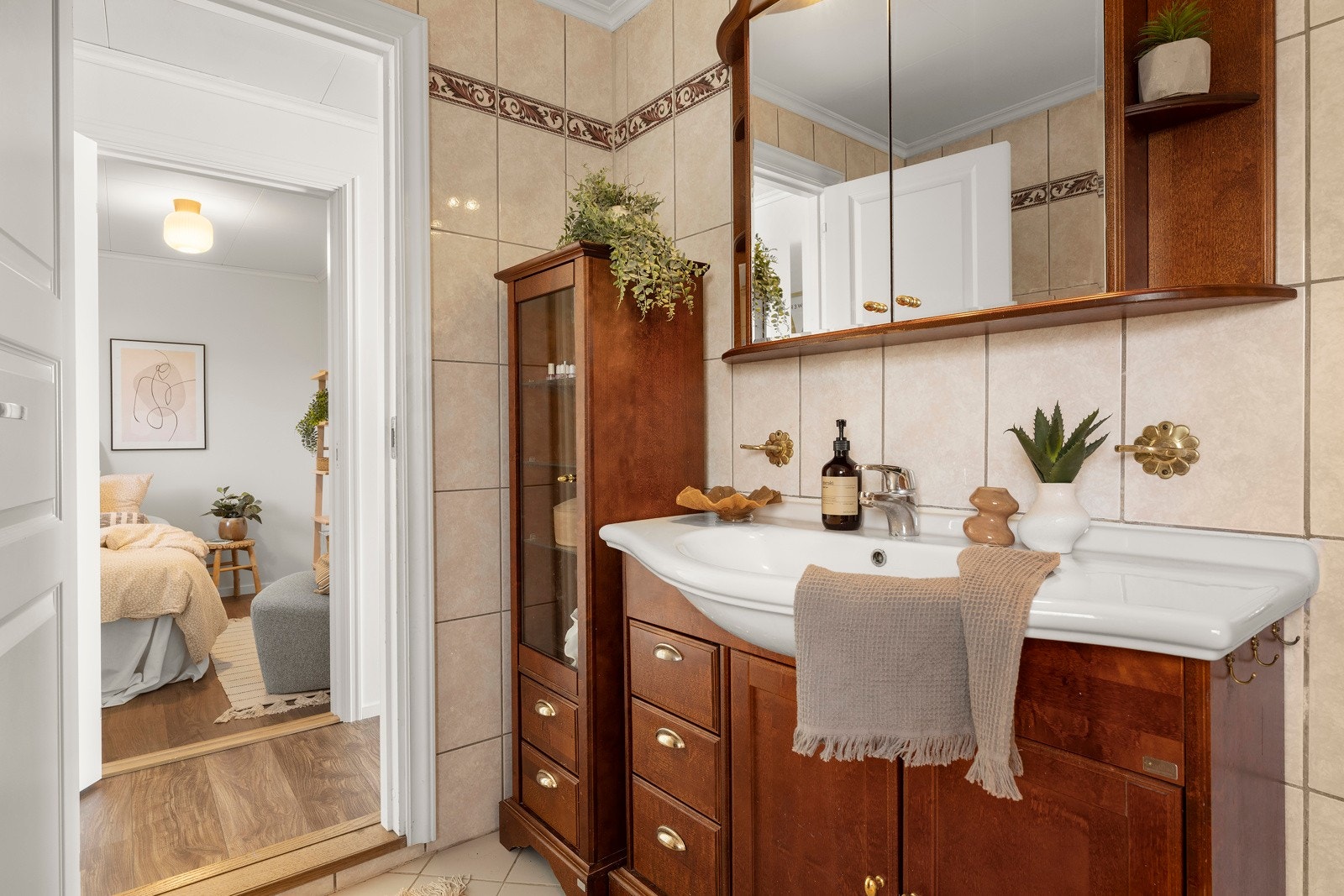 Det er baderomsinnredning i profilert utførelse med servant, speil og lys, samt dusjhjørne med glassdører og gulvstående toalett. Elektronisk styrt vifte fra våtrom. Galleribilde