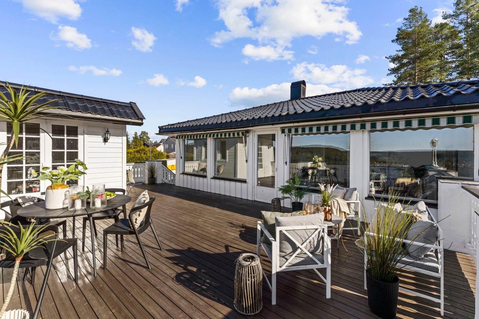 Bolig med stor terrasse med meget gode solforhold. Galleribilde