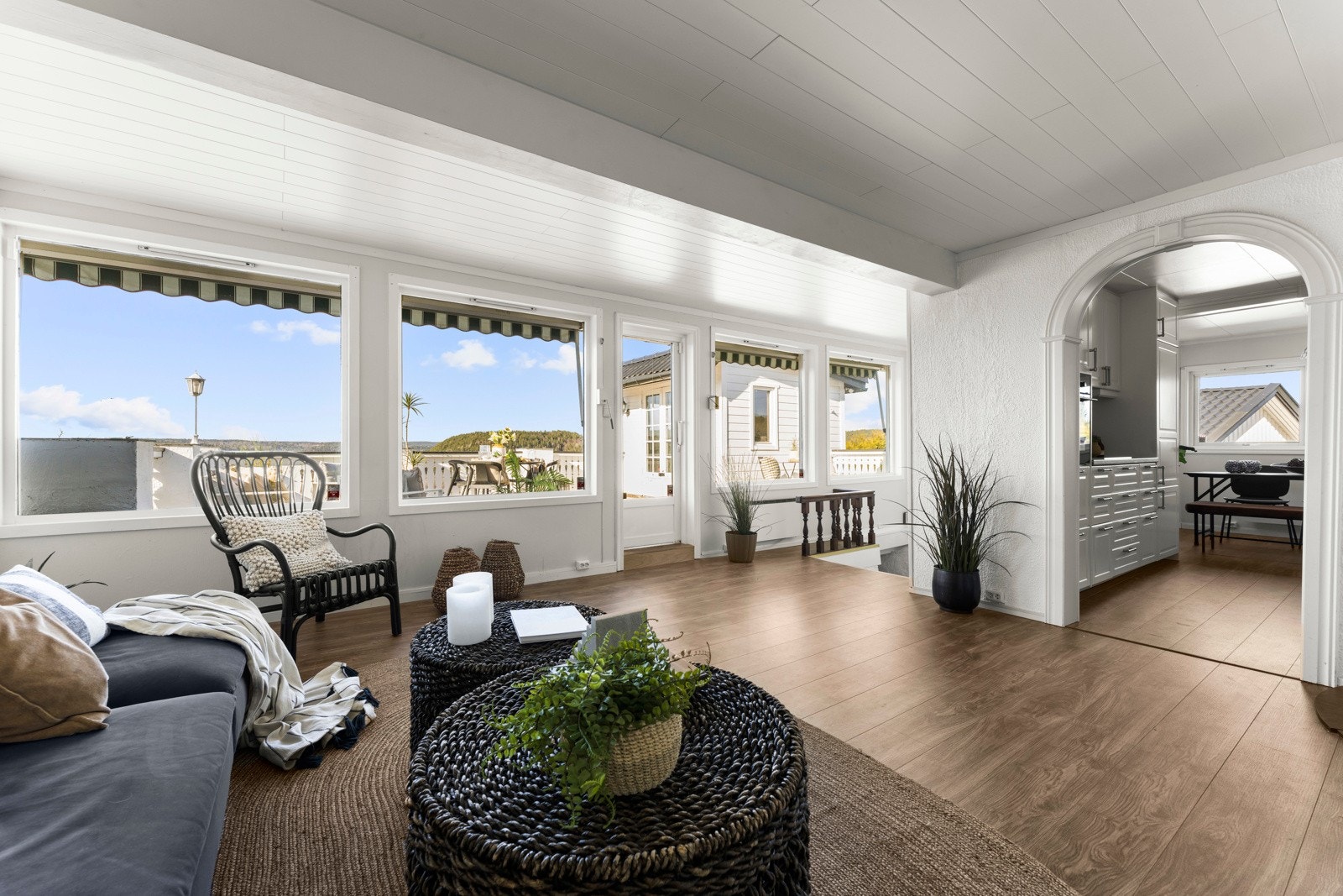 I 1. etasje finnes boligens stue med store vindusflater og herlig utsikt mot vest. Galleribilde