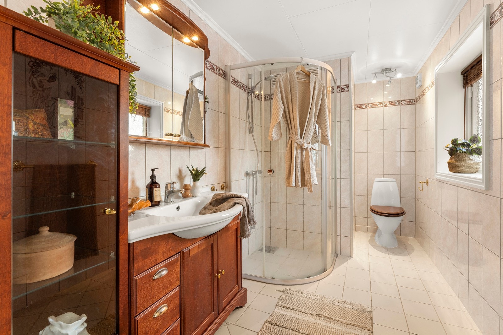 Badet i 1. etasje er utført med fliser på vegger og på gulv med gulvvarme. Galleribilde