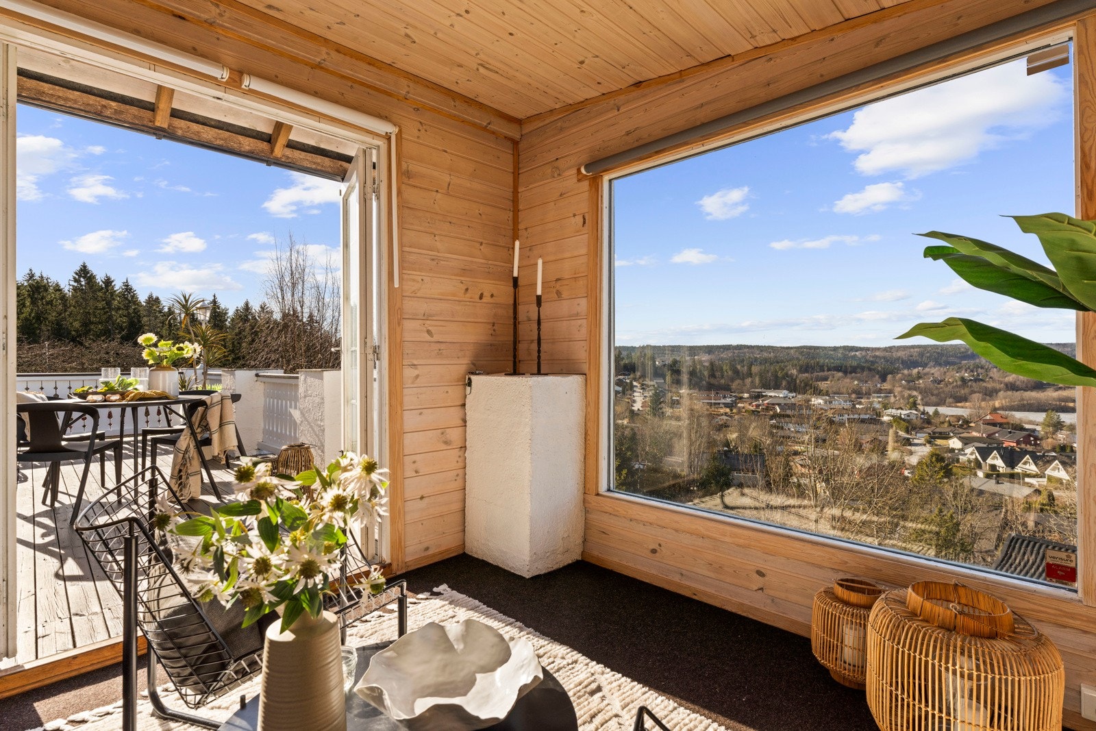 Boligen kan skilte med et uthus på ca 9 kvm med stor vindusflate. Galleribilde