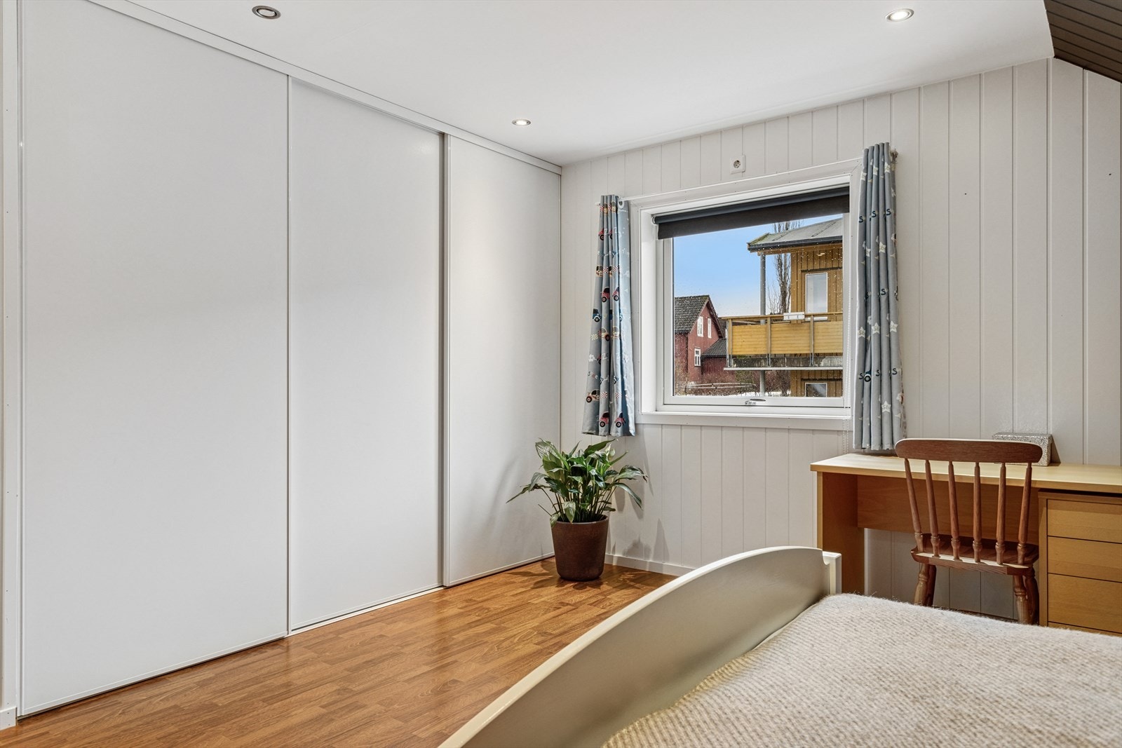 Soverom 3. Rommet er utstyrt med stor skyvedørsgarderobe. Galleribilde