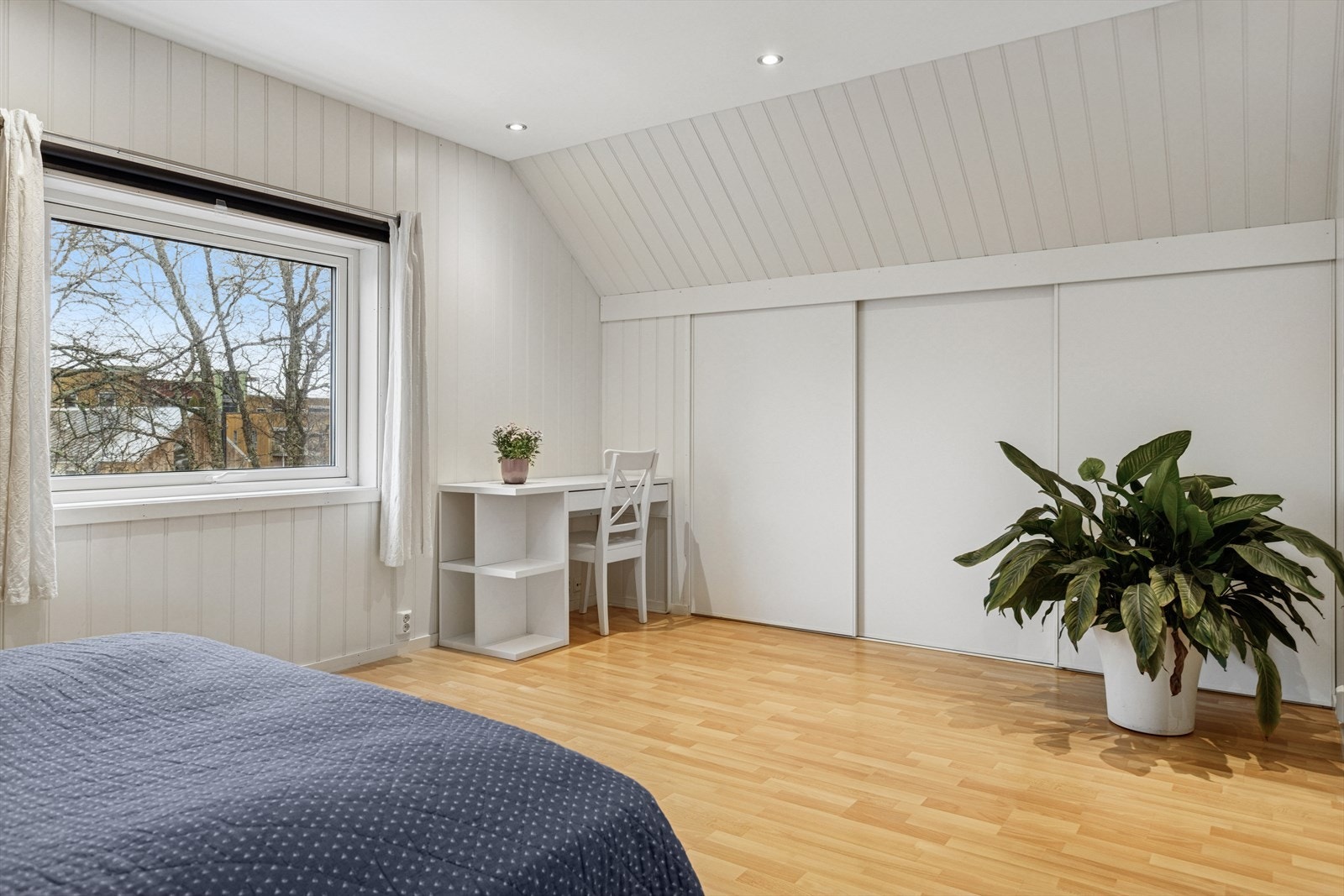 Soverom 2. God lagringsplass i knevegg. Galleribilde