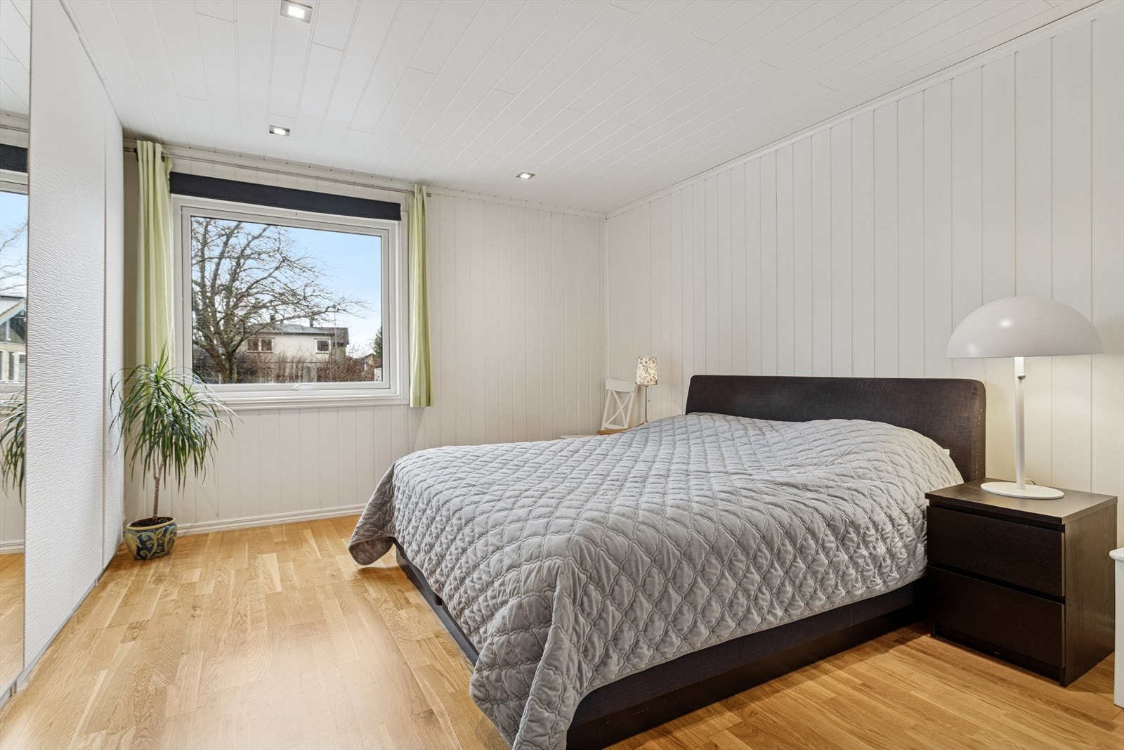 Soverom 1 beliggende i første etasje. Rommet er av god størrelse og er innredet med garderobe. Galleribilde