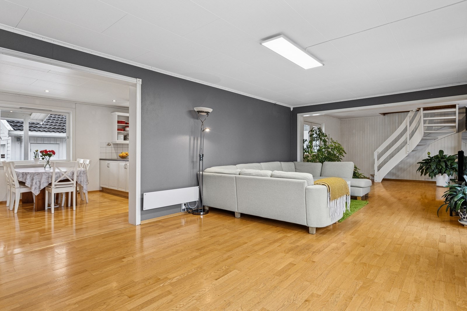 I stuen er det god plass til å møblere i flere soner med både sofa- og spisegruppe. Galleribilde