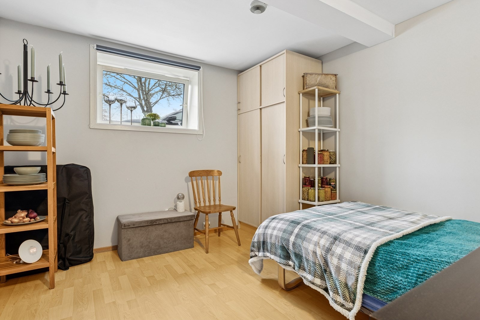 Rom som benyttes som soverom i kjeller. Galleribilde