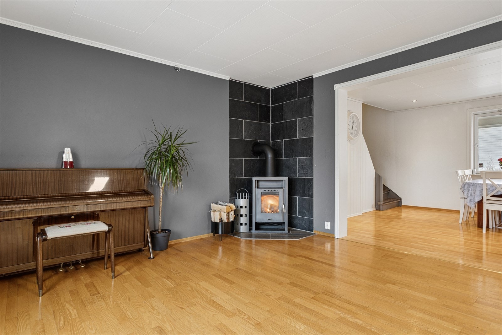 Stuen er utstyrt med em vedovn som sørger for god varme på kalde kvelder. Galleribilde