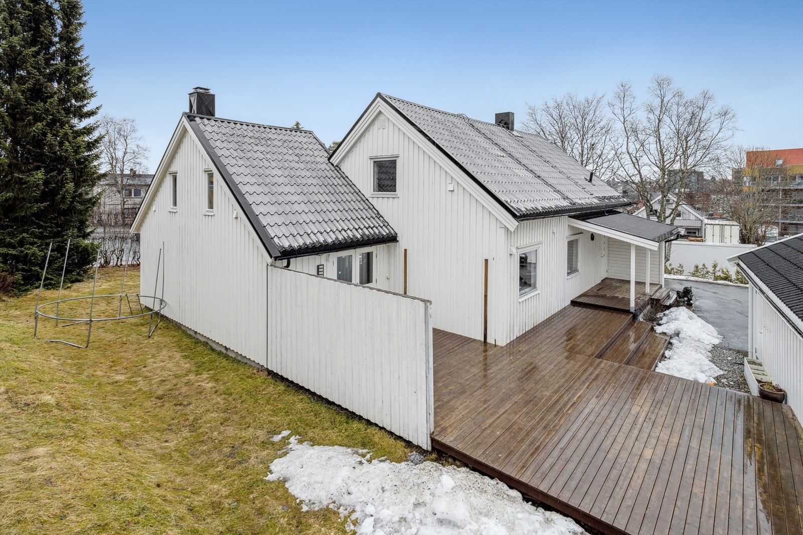 Stor selveiet tomt på ca. 744 kvm som er opparbeidet med stort gårdsrom, hage og en stor terrasse. Galleribilde