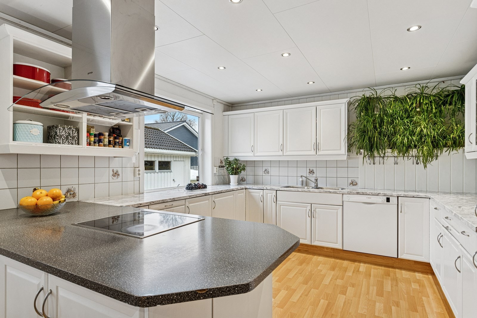 Kjøkkenet er tidløst innredet med hvite, profilerte fronter. Her har man rikelig med skap- og skuffeplass, samt gode arbeidsflater på benk. Galleribilde