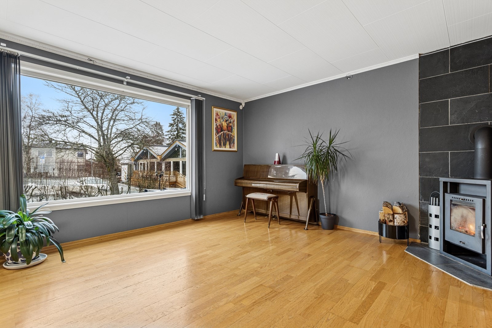 Stuen er utstyrt med em vedovn som sørger for god varme på kalde kvelder. Galleribilde