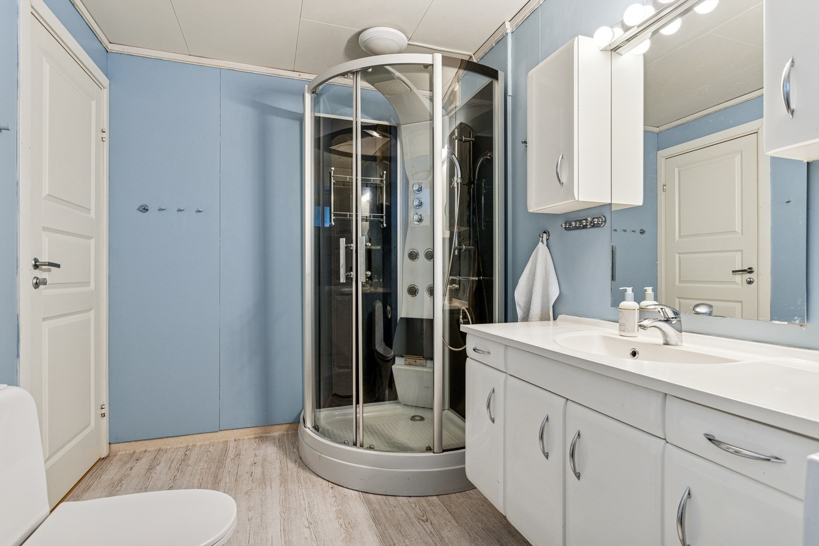 Baderommet er av eldre standard. Overflater har høy slitasjegrad og tiltak må påregnes ref. tilstandsrapport. Galleribilde