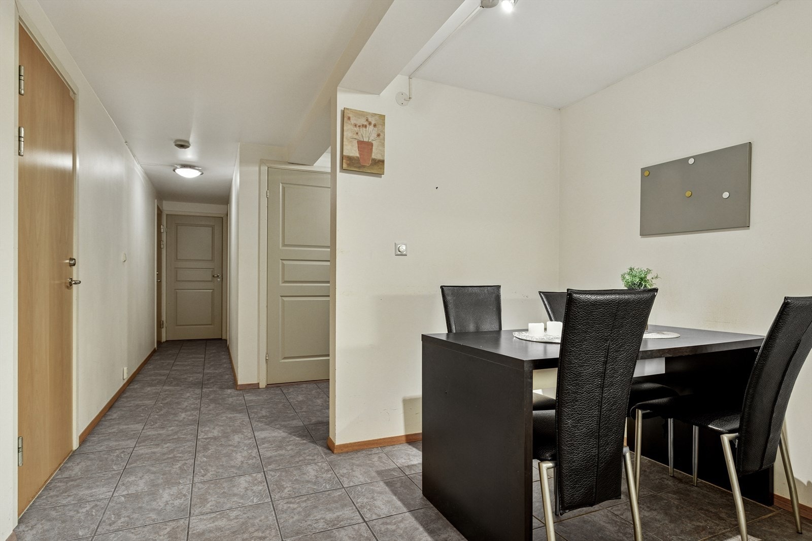 Kjelleren er i dag innredet med tre rom, kjøkken, bad og entrè. Kjelleren har egen inngang og gjennomgang til første etasje via trapp som er satt inn mellom 1 etasje og kjeller Galleribilde