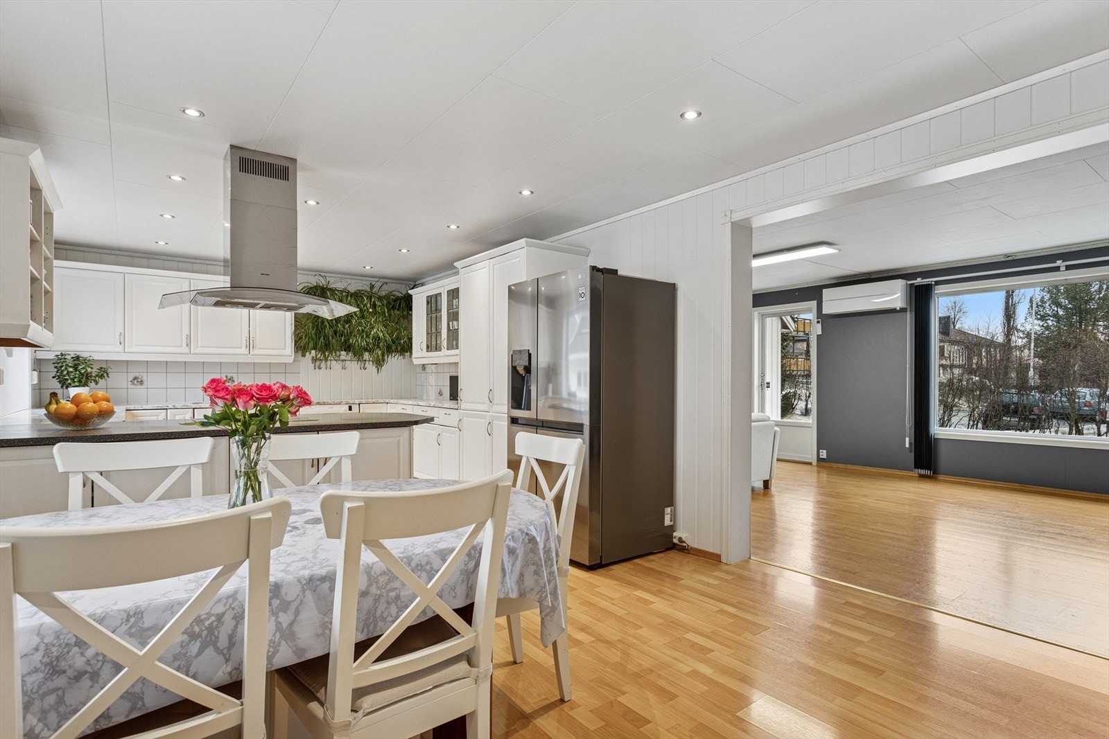 Kjøkkenet ligger i delvis åpen løsning til stuen, men likevel tilbaketrukket. Galleribilde