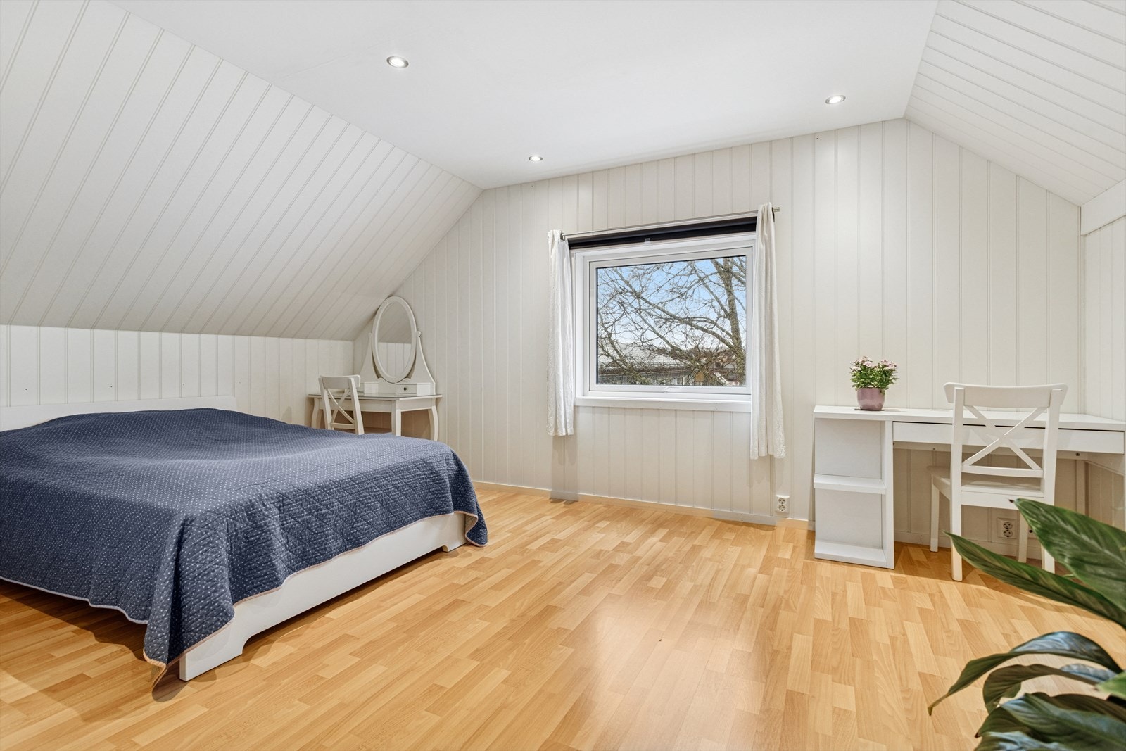 Soverom 2 er beliggende i andre etasje og er også av god størrelse. Galleribilde