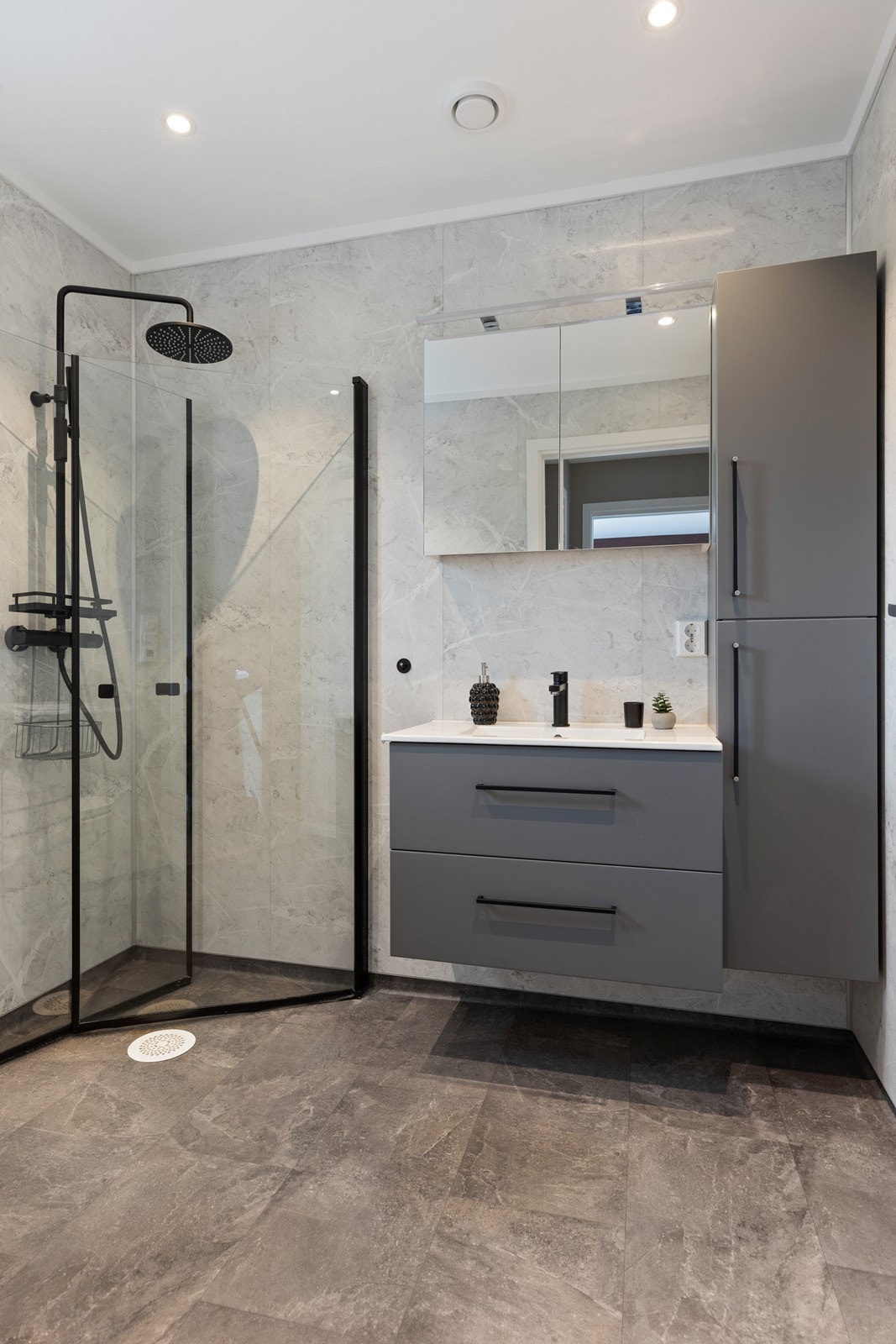 Bad i 2. etasje. Badene kombinerer funksjonalitet med stil, og gir deg en praktisk plass for personlig pleie. Galleribilde