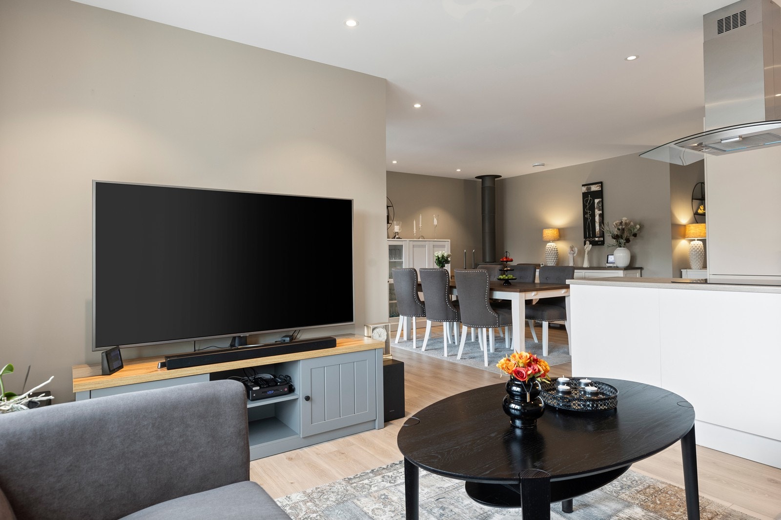 Lys og åpen stue med store vindusflater som bringer lys inn i hjemmet. Galleribilde