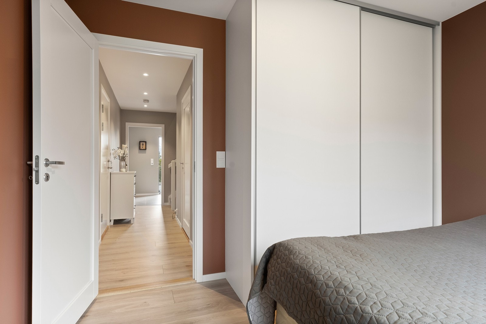 Soverom i 1. etasje med skyvedørsgarderobe som tilbyr godt med oppbevaringmuligheter. Galleribilde