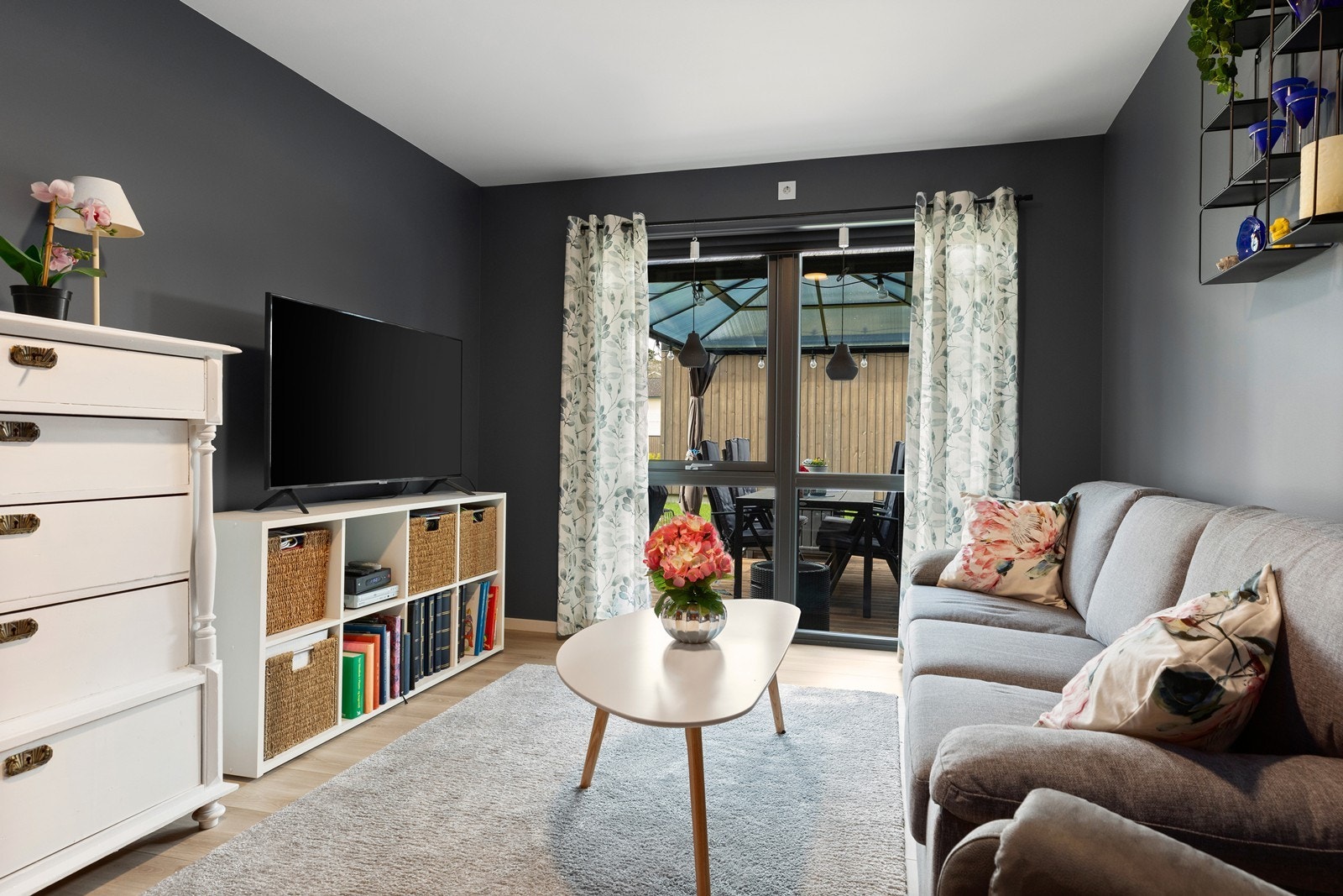 Boligen har 3 soverom. Ett av soverommene i 1. etasje benyttes i dag som tv stue og er malt i mørk tone som skaper lunhet. Rommet er av god størrelse. Galleribilde