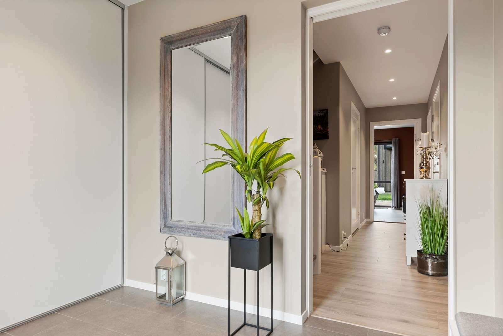 Gangen er innredet med en skyvedørsgarderobe med lyse fronter og godt med plass for oppbevaring av sko og yttertøy. Galleribilde