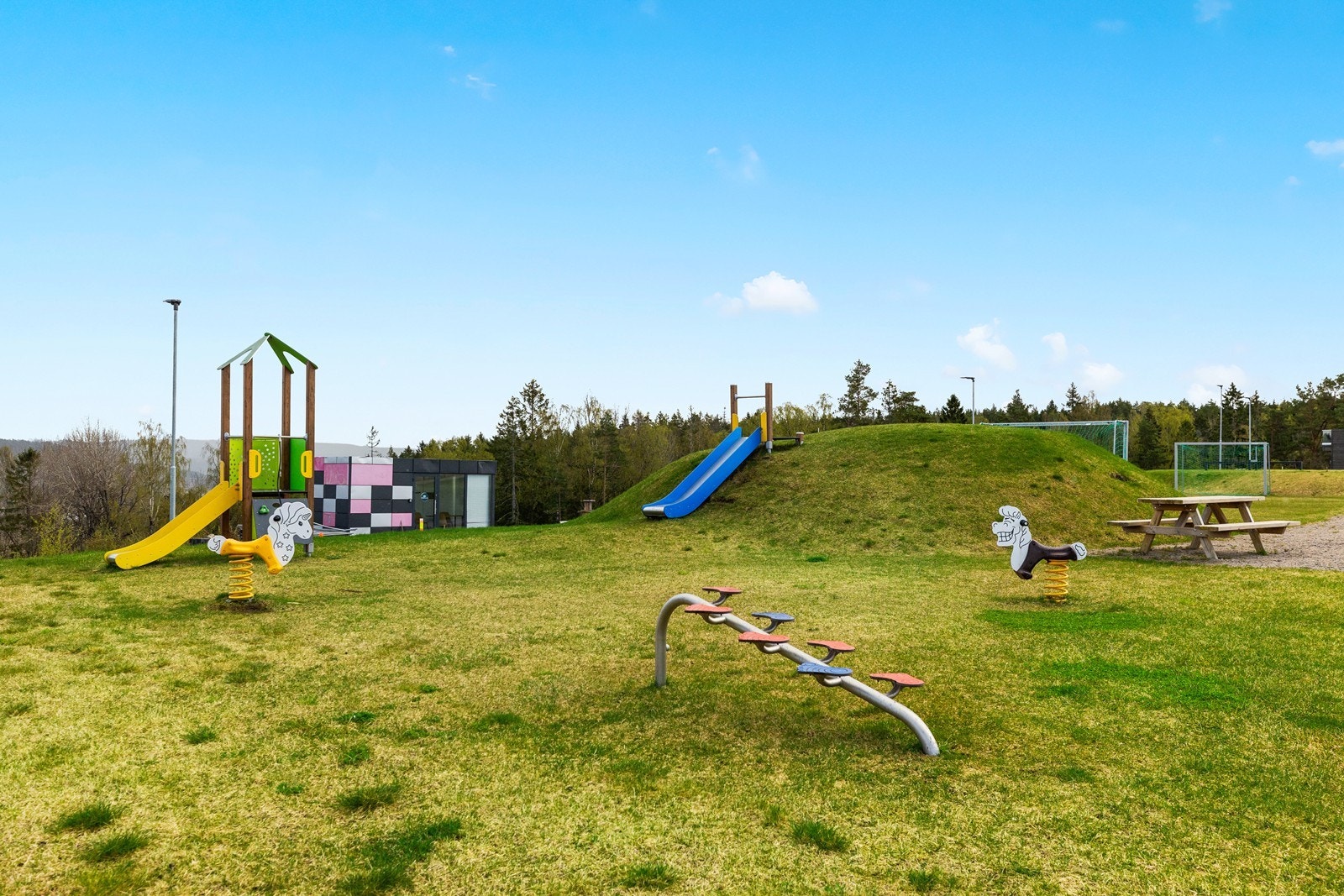 På området er det etablert lekeplass, men kort gangsvtand fra eiendommen. Galleribilde