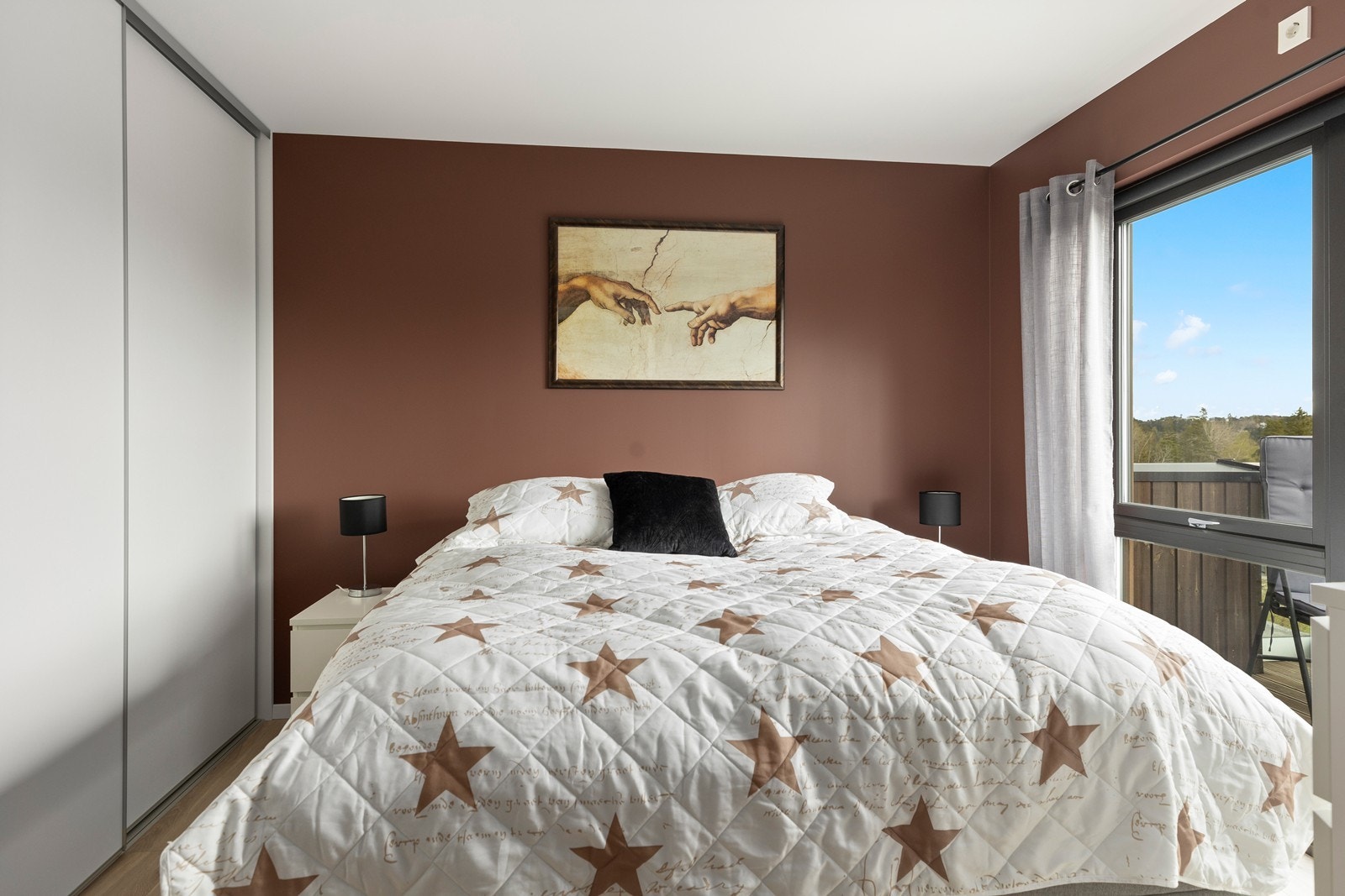 Boligens hovedsoverom er beliggende i 2. etasje kombinerer stil og komfort på en perfekt måte som gir en følelse av ro. Rommet har god skyvedørsgarderobe for oppbevaring av klær. Galleribilde