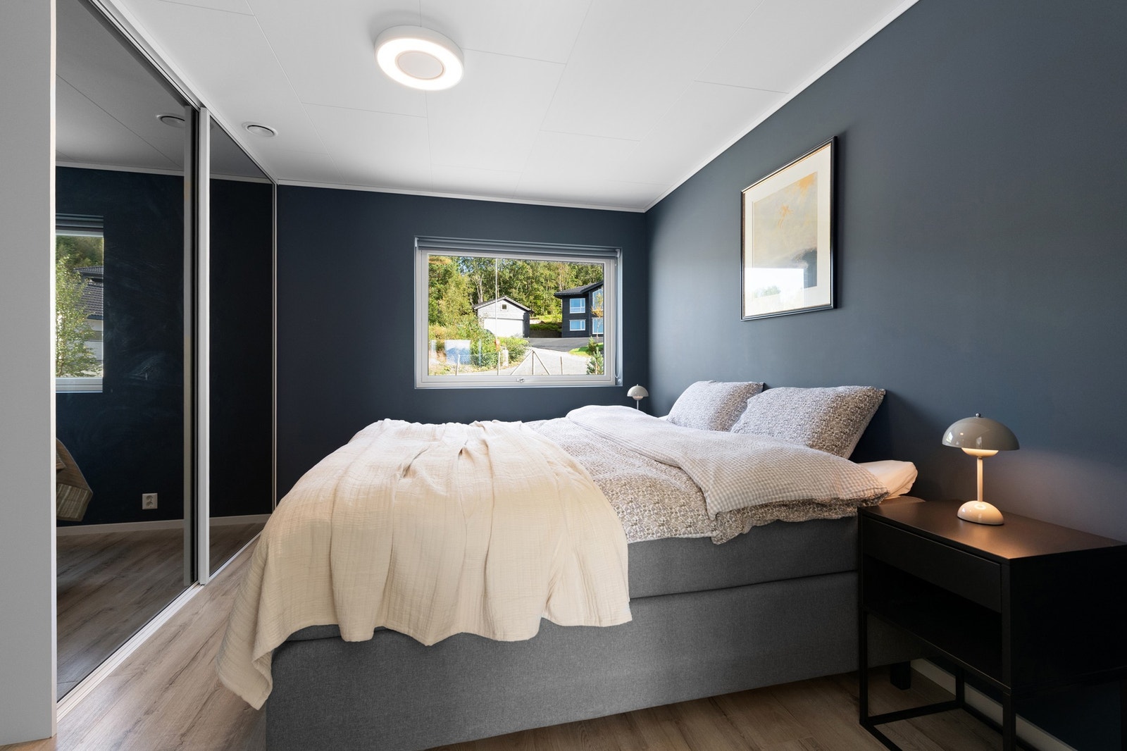 Soverom 4 har skyvedørsgarderobe med speildører Galleribilde