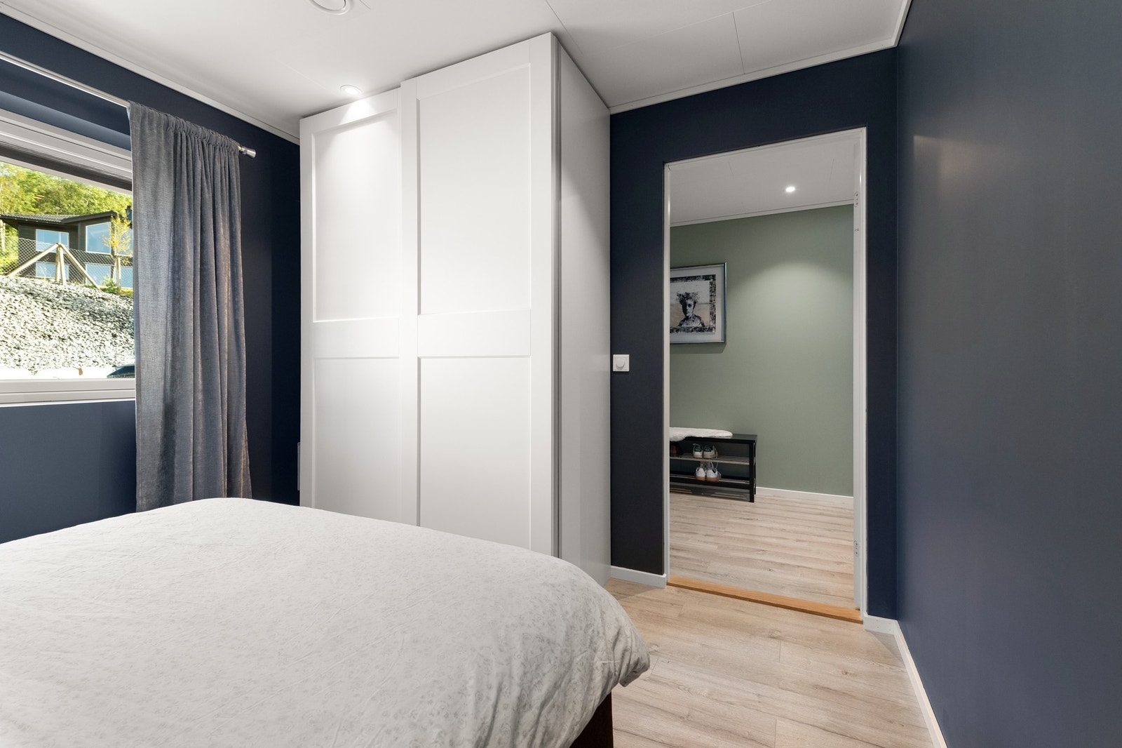 Soverom med romslig garderobe Galleribilde