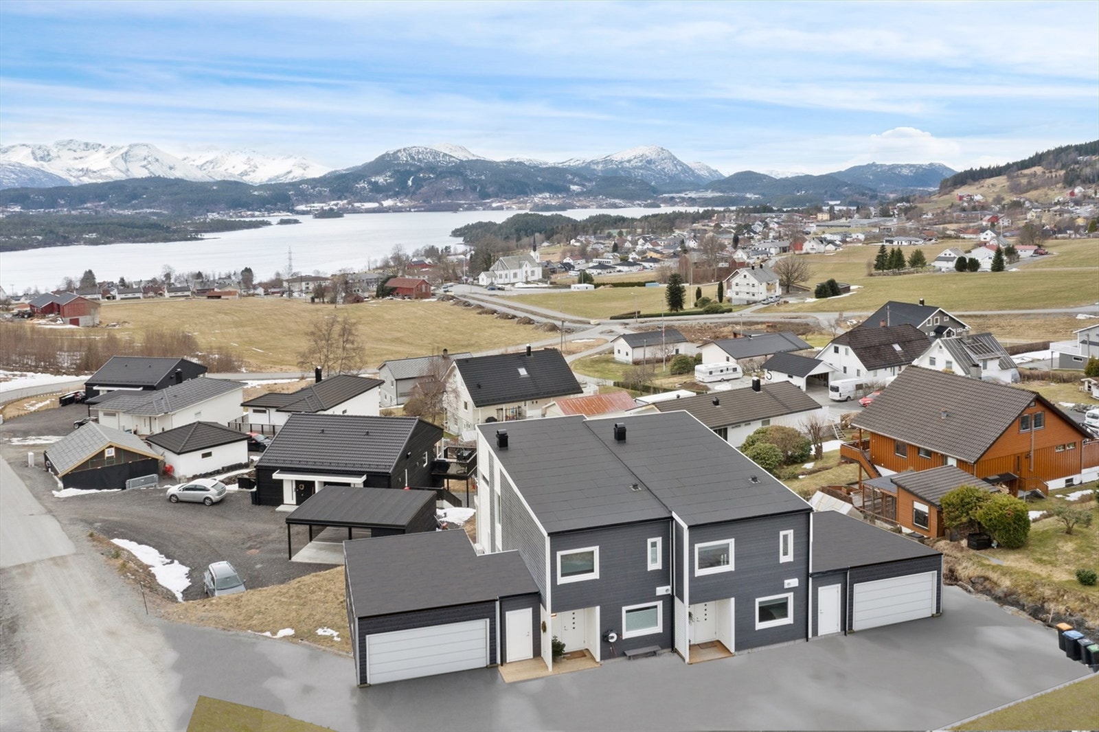 Illustrasjonsfoto garasje (fra selger) Galleribilde