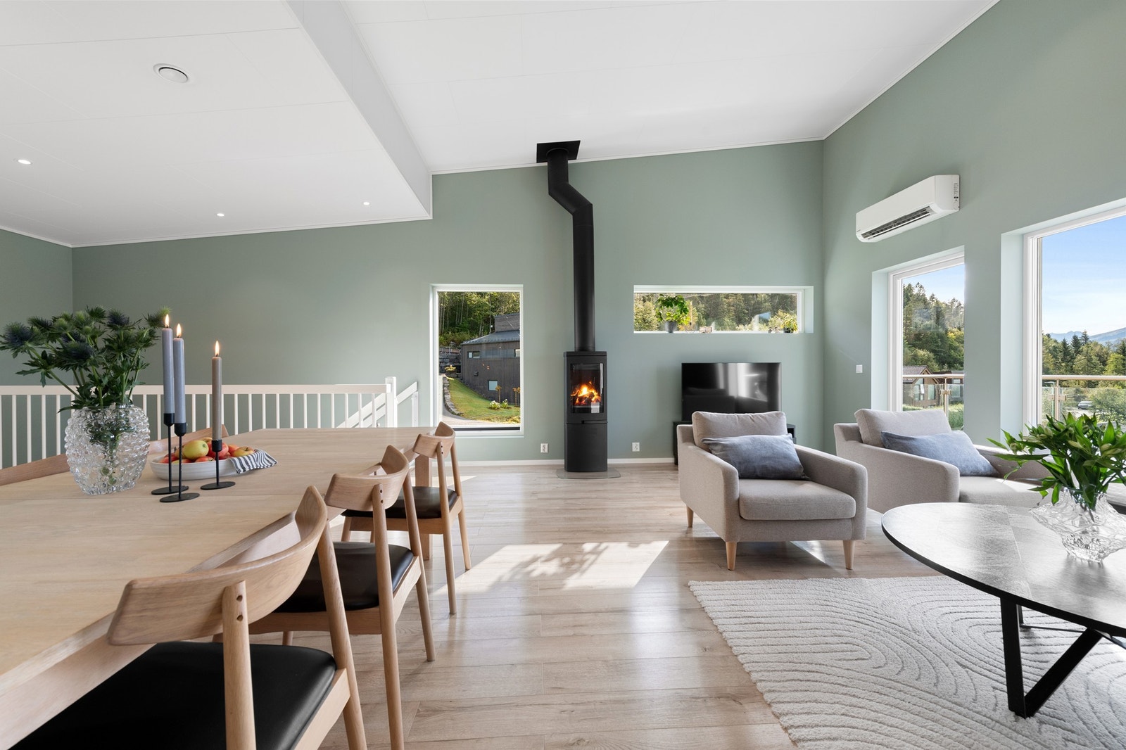 Store vindusflater gir masse naturlig lys inn Galleribilde