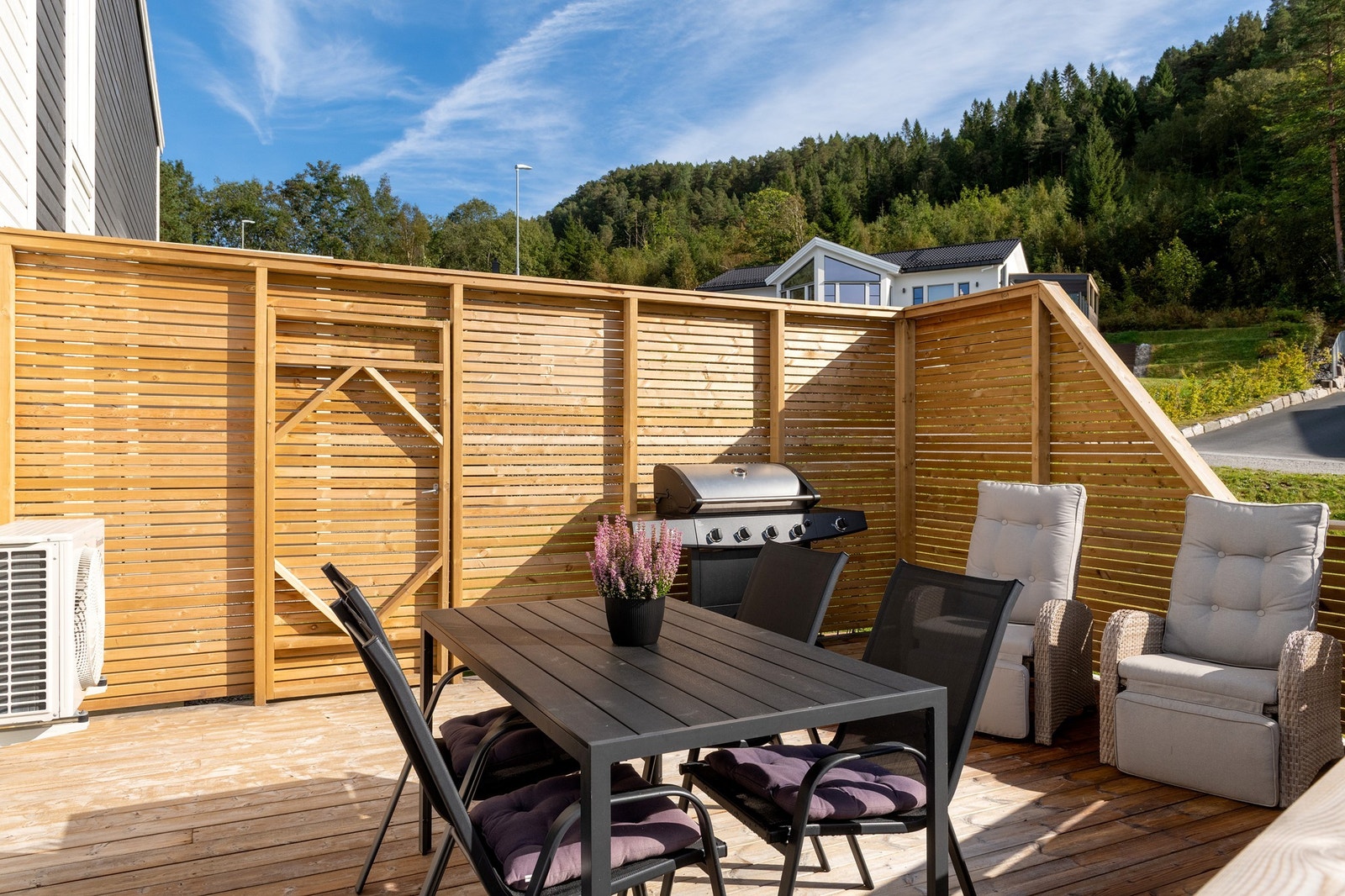 Stor terrasse på 43 m² opparbeidet med en lun og fin krok Galleribilde