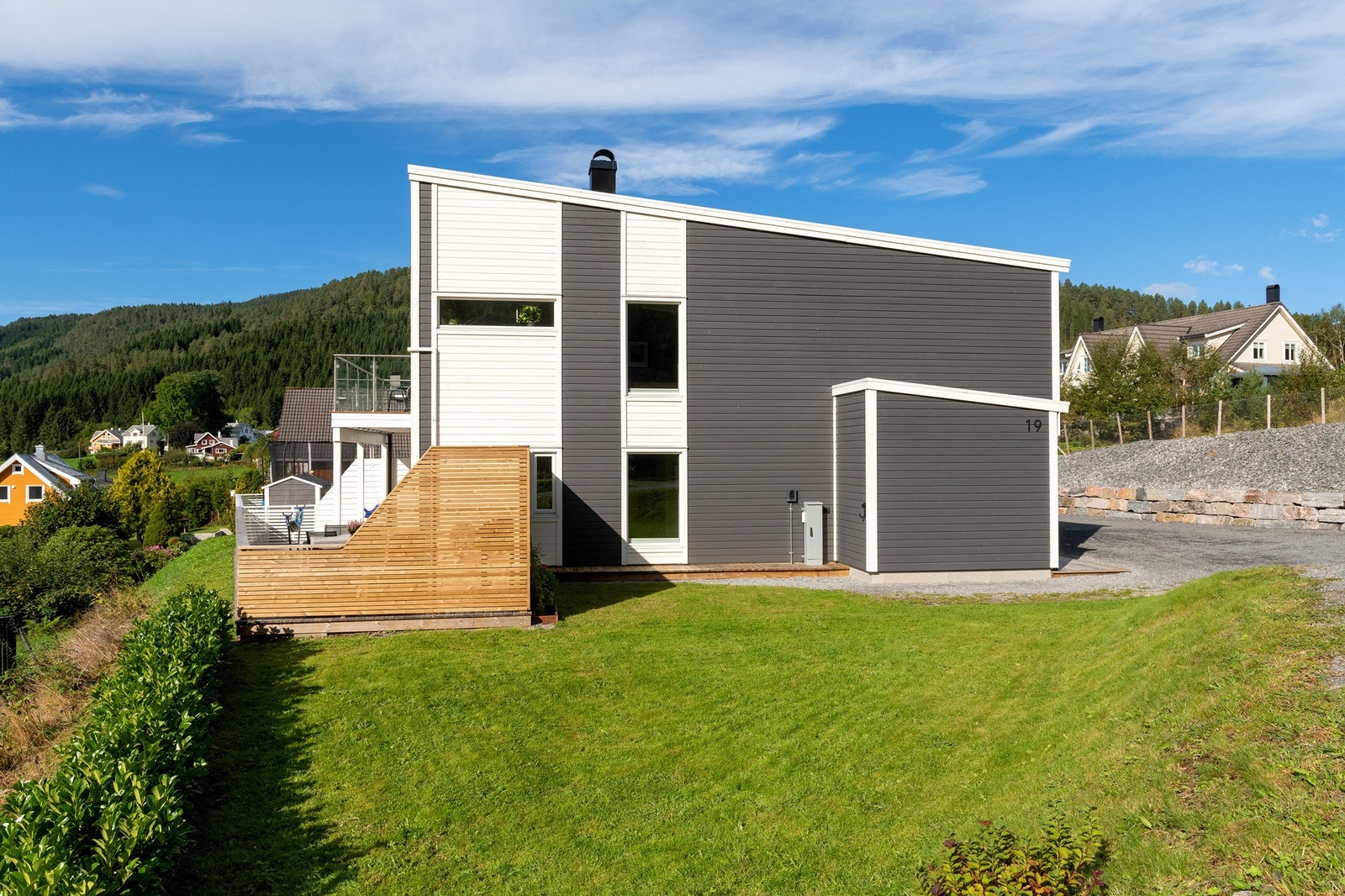 Pent opparbeidet hage som disponeres av denne enheten. Utvendig bod Galleribilde