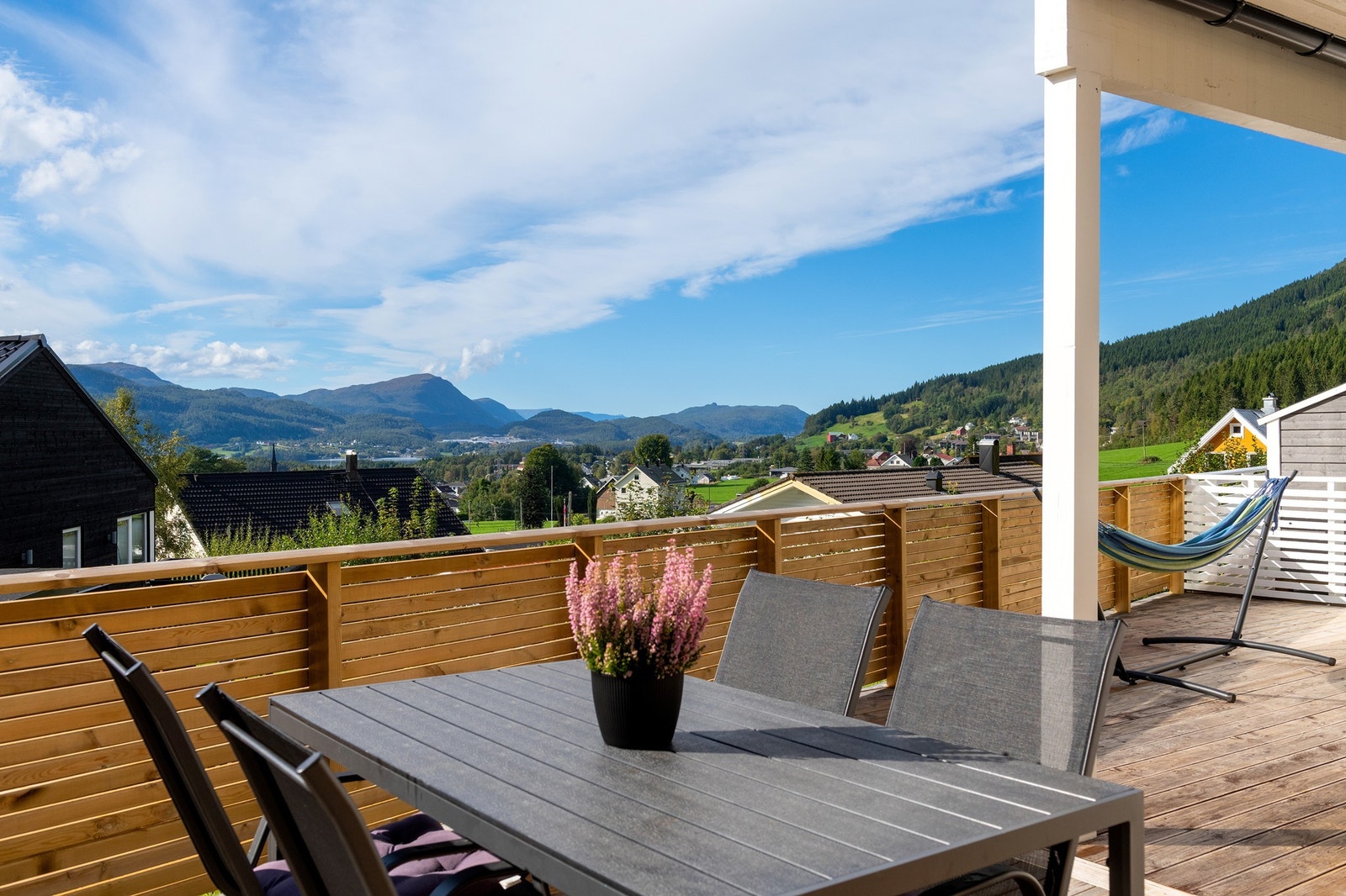 Utsikten kan nytes fra markterrassen så vel som fra verandaen Galleribilde