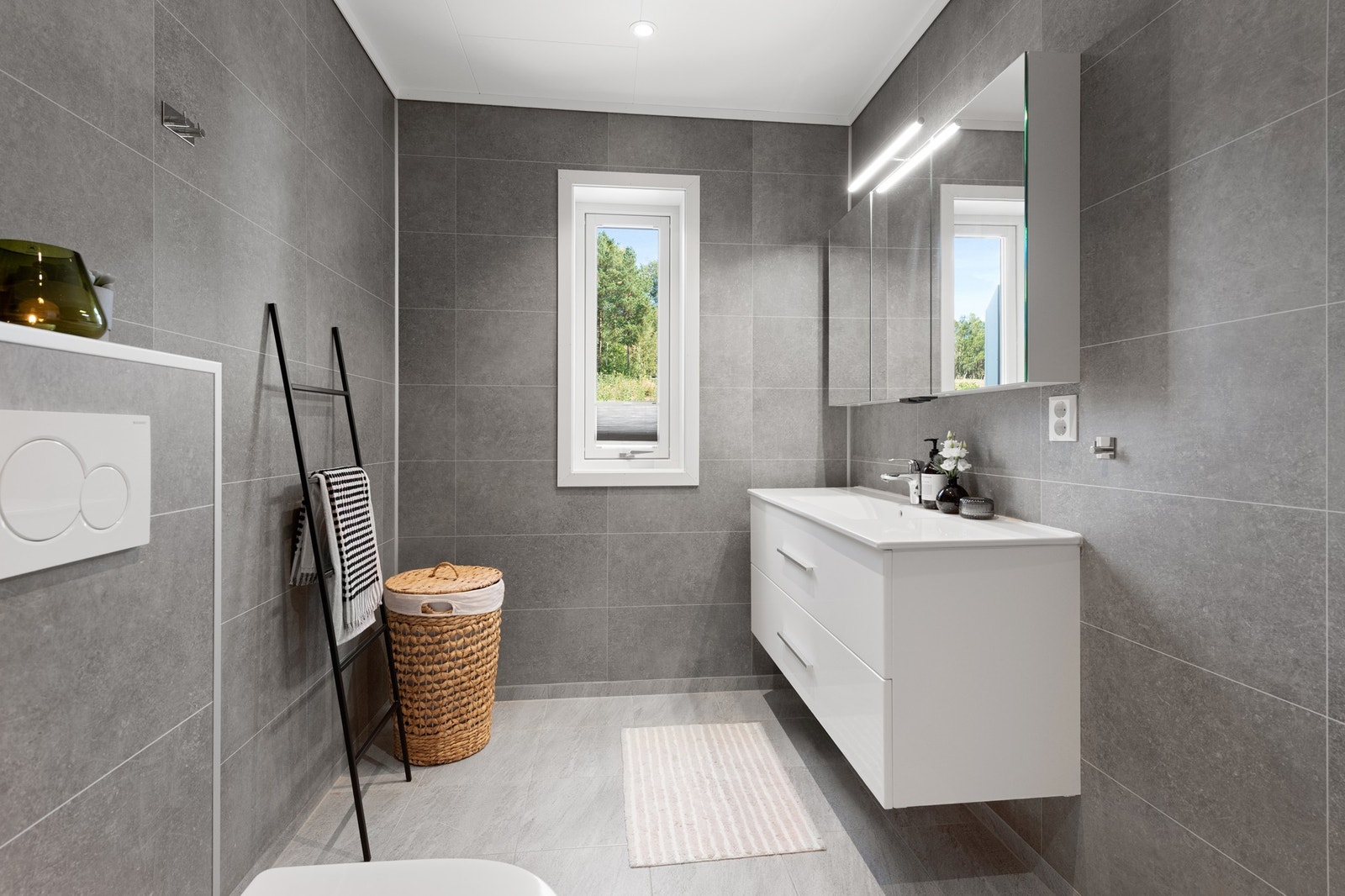 Spotter i tak og baderomsinnredning med god skapplass Galleribilde