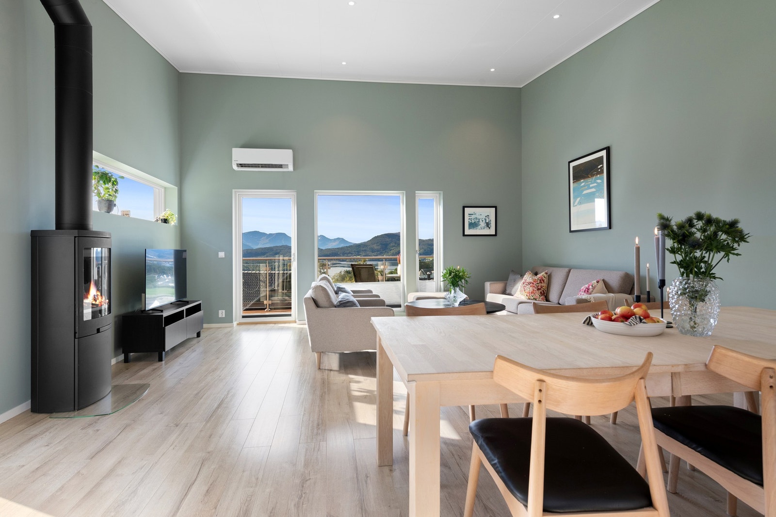 Utsikten kan nytes fra både kjøkken, spisestue og stue Galleribilde