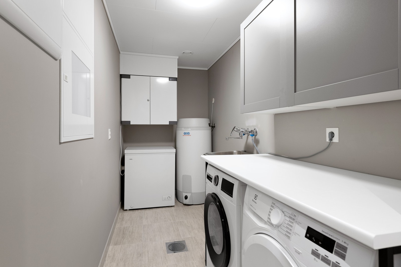 Vaskerom med praktisk løsning og plass til både vaskemaskin og tørketrommel. Boligen har balansert ventilasjon. Galleribilde