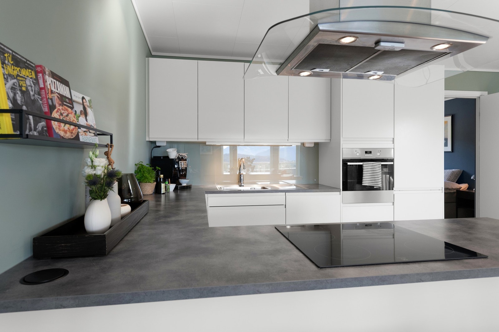 Laminat benkeplate og belysning under overskap Galleribilde