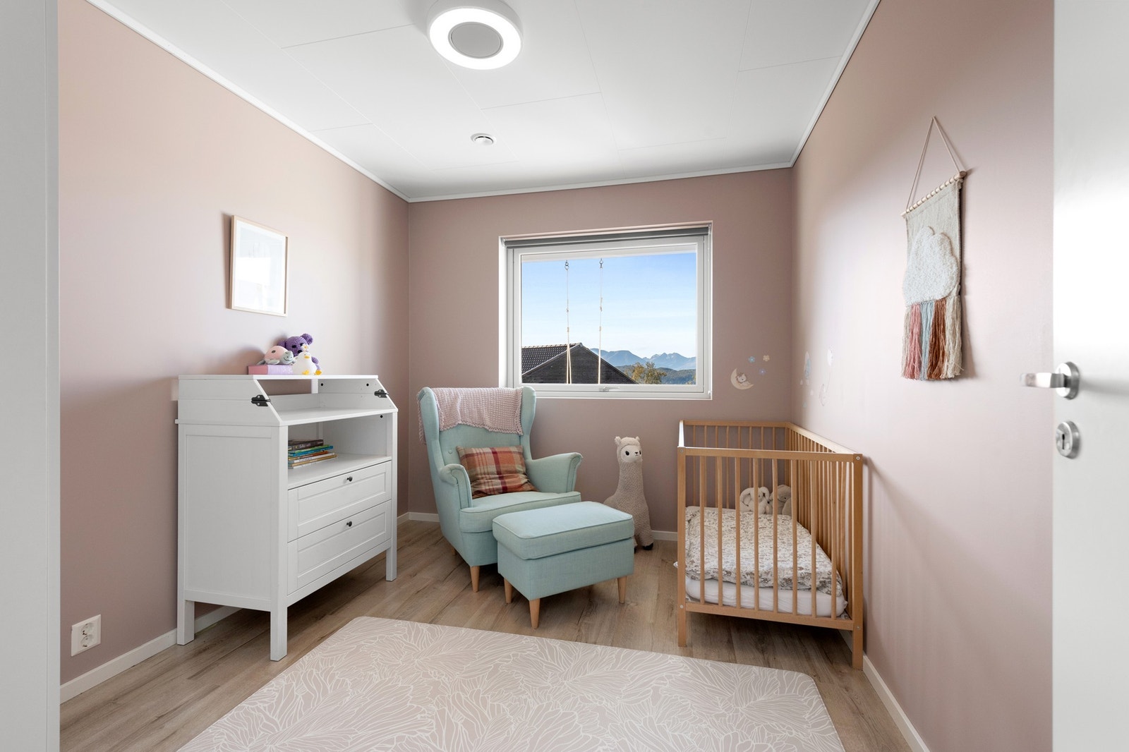 Soverom 3 med stort vindu som tar vare på den flotte utsikten Galleribilde