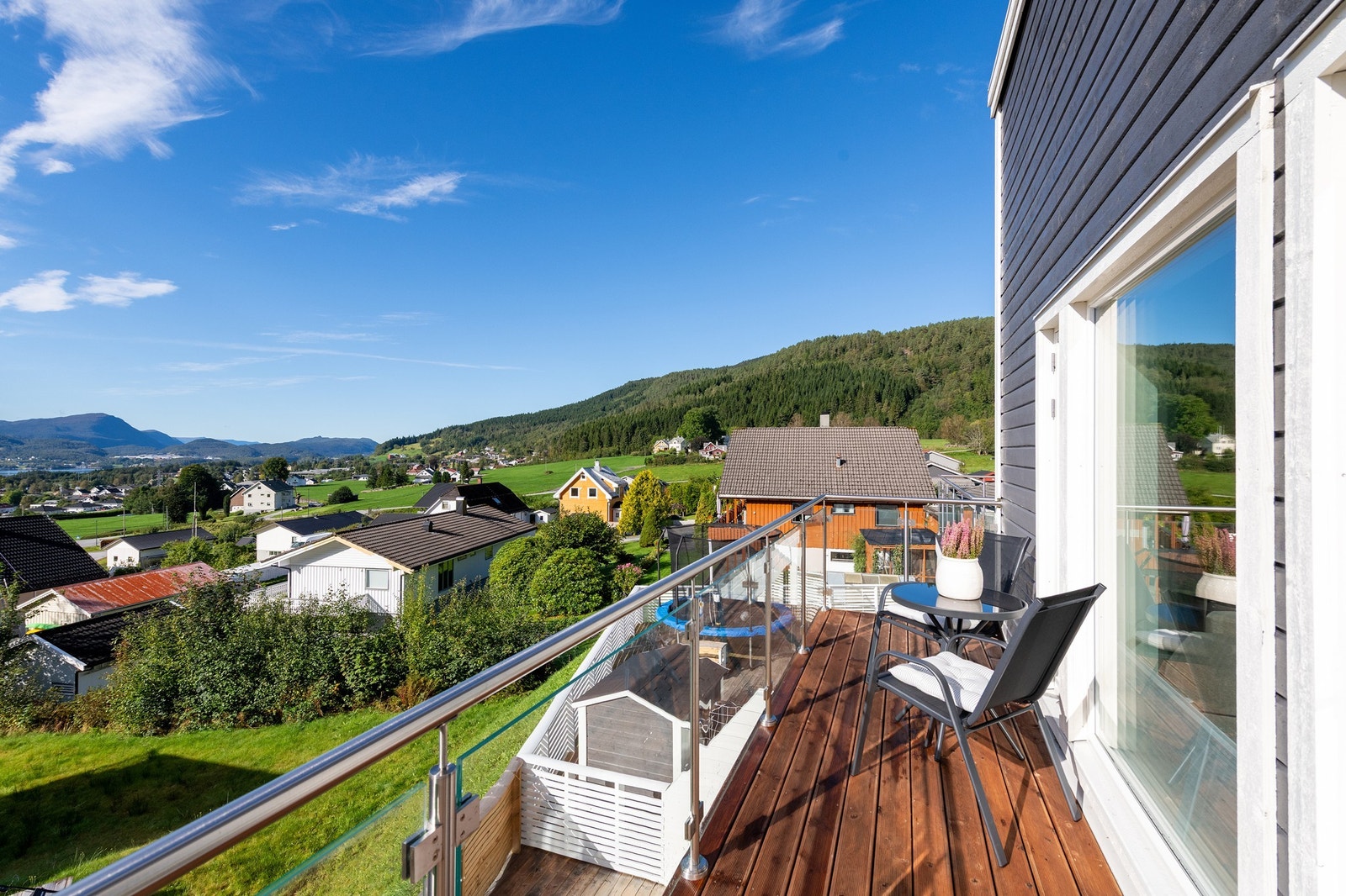 Nyt naturskjønne omgivelser og varmen fra sola Galleribilde