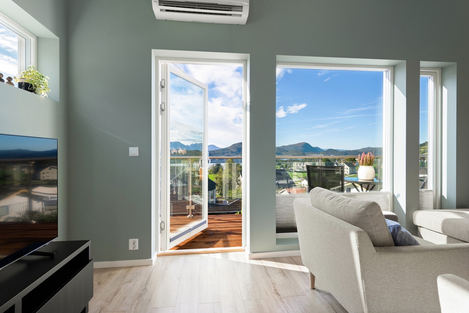 Fra stuen er det utgang til en herlig veranda Galleribilde