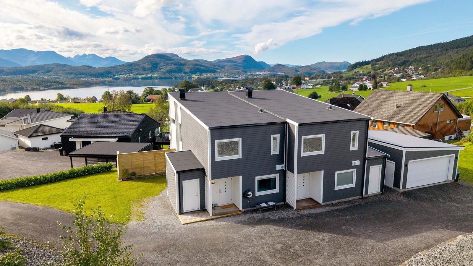 En meget flott tomannsbolig med god beliggenhet og upåklagelig utsikt Galleribilde