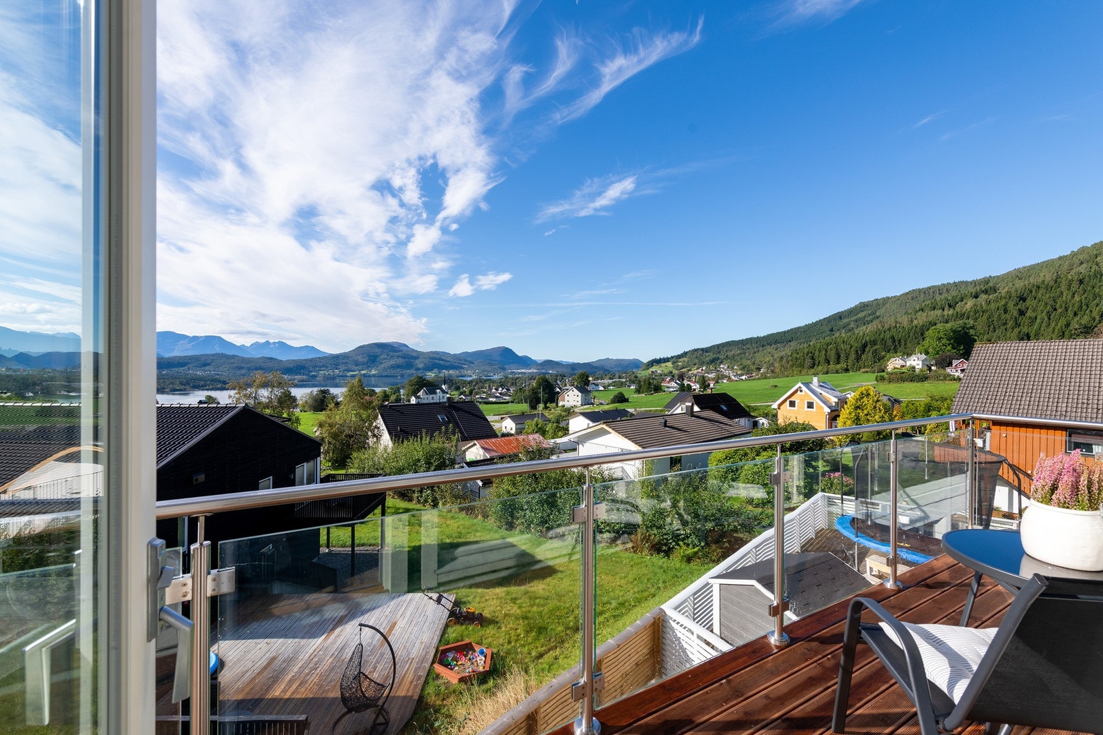 Nydelig utsikt fra veranda med gode solforhold Galleribilde