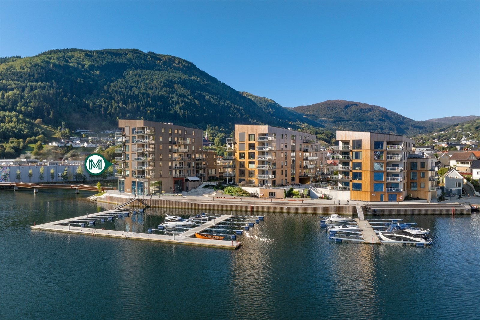 Med Lerum Brygge har du ein unik sjanse til å bu ved fjorden i Sogndal, midt i sentrum av saftbygdi, men likevel skjerma for trafikk. Galleribilde