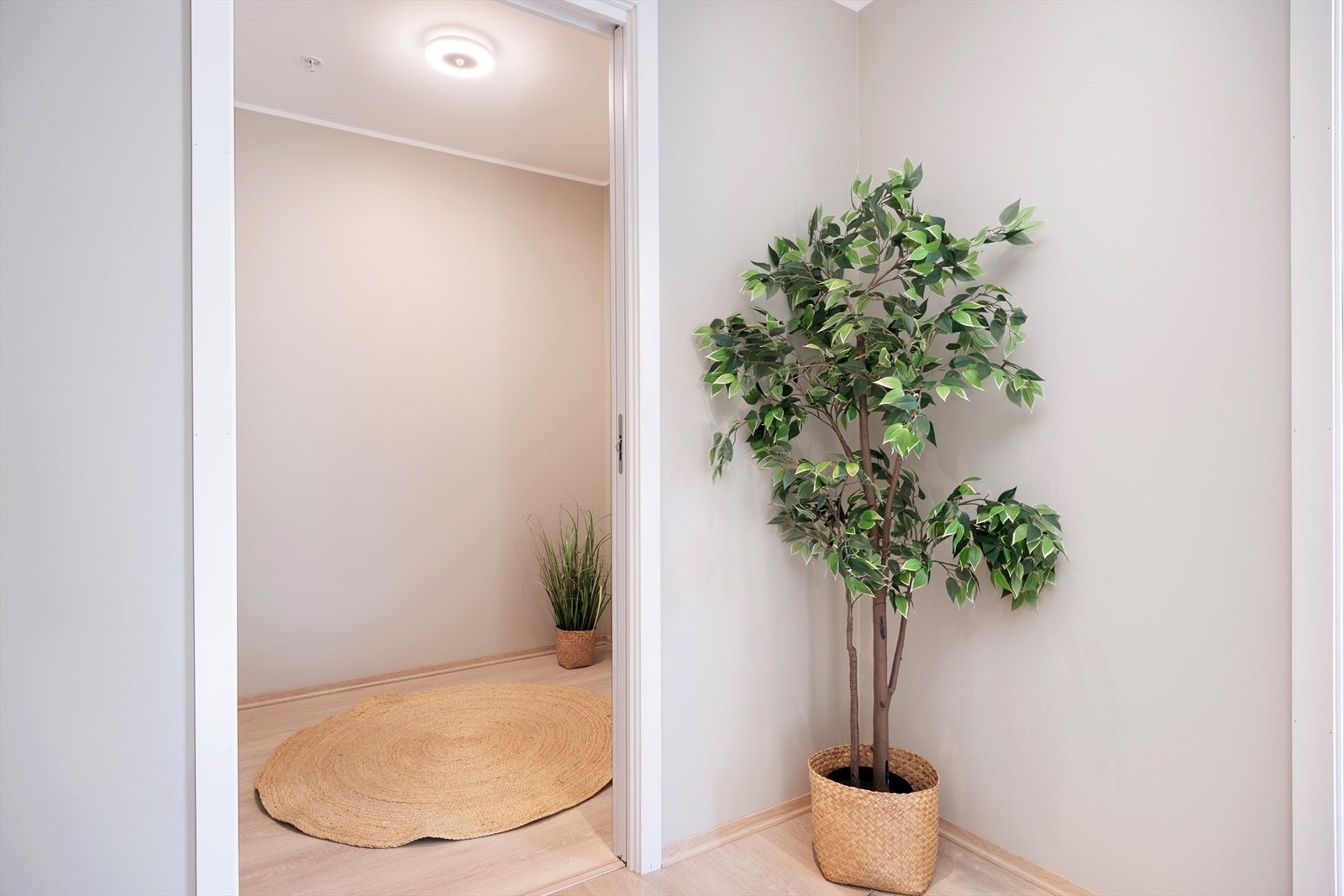 Ein har også gode oppbevaringsmoglegheiter i innvendig bod som ligg like ved. I tillegg er det sportsbod i kjellaren Galleribilde