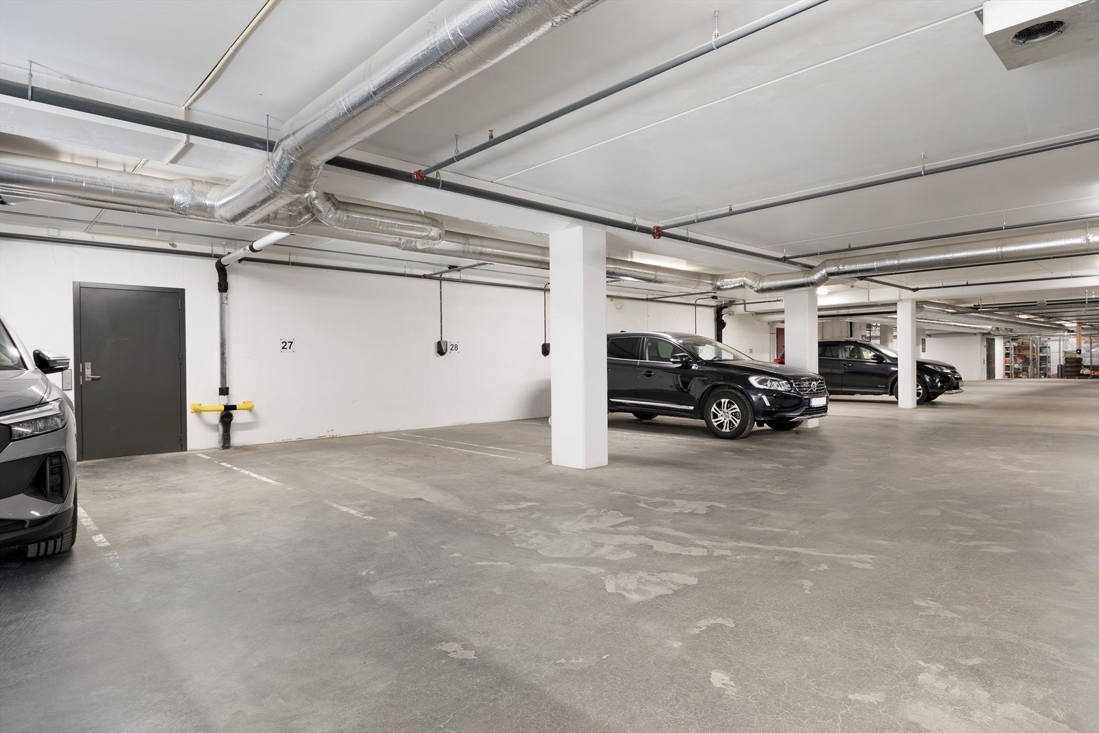 God og strategisk parkeringsplass. Leilegheita har 1 fast parkeringsplass (nr 27) i felles garasjeanlegg. Galleribilde