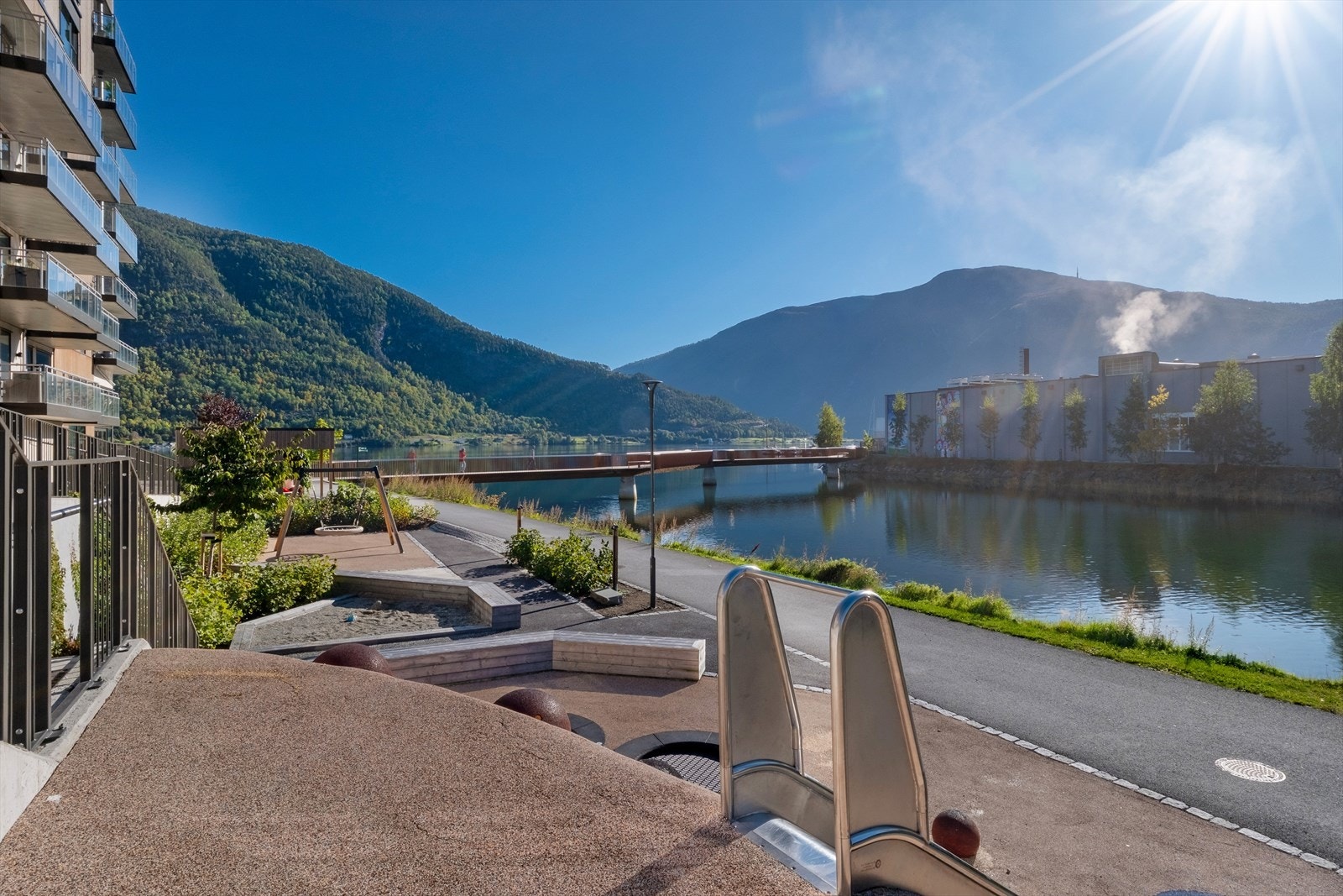 Her bur ein godt og komfortabelt med heis i bygget og med kort veg til sentrum. Det er flatt og kort gangavstand til Sjøkanten kjøpesenter med både matbutikk og apotek. Galleribilde