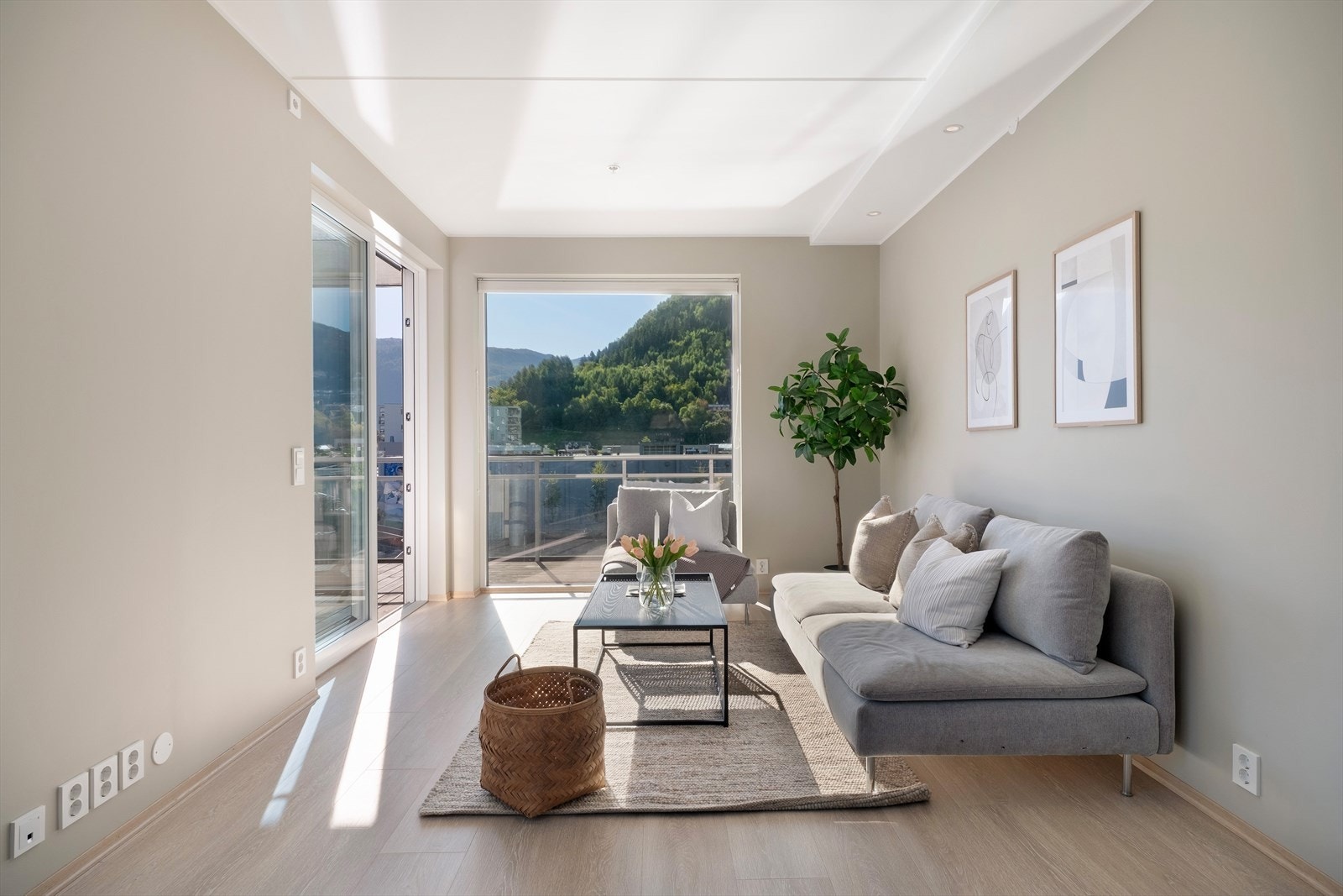 I enden av stova leiar skøyvedør ut til romsleg balkong.
Det er også elektriske varmekablar i golv i stove og kjøkken. Galleribilde